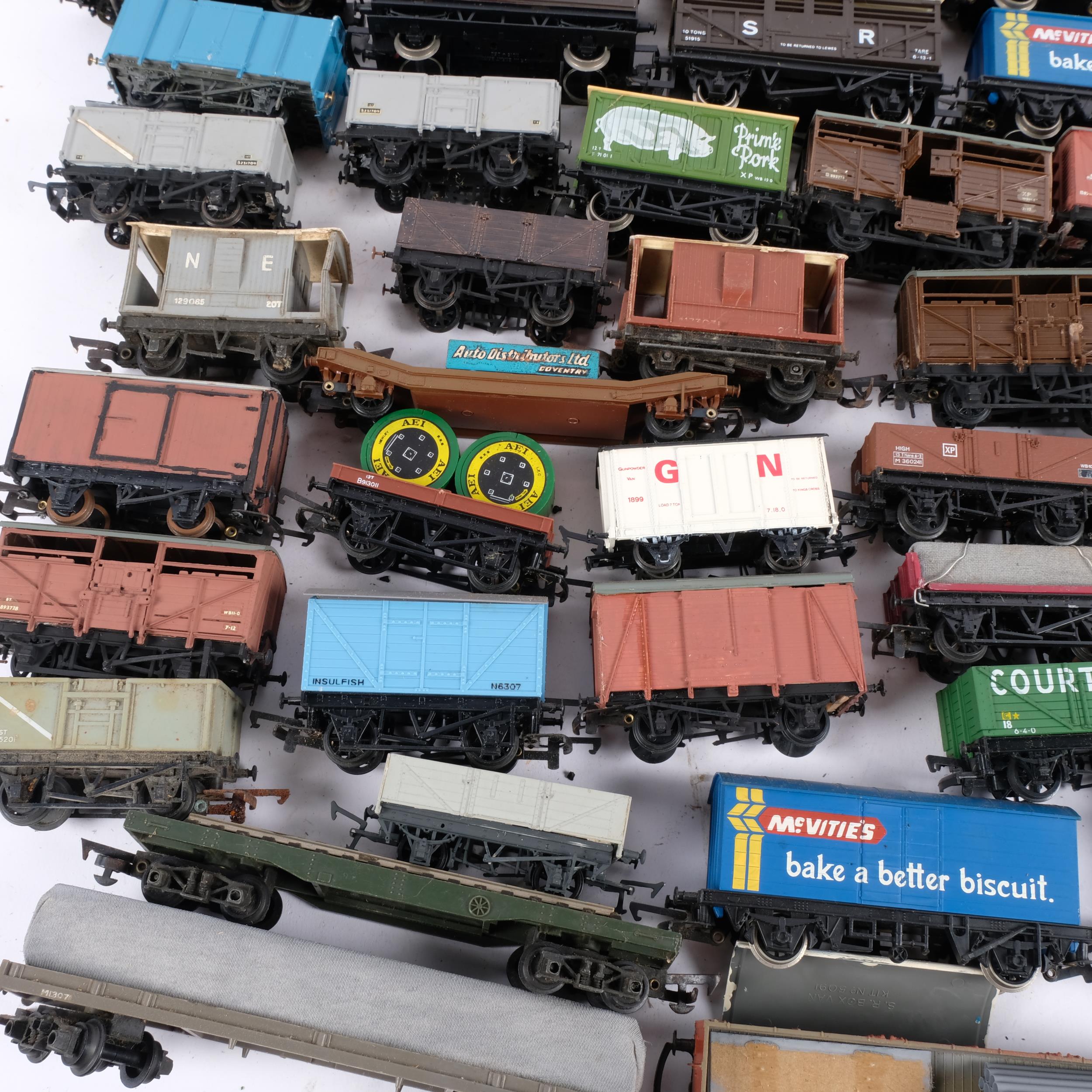 Box of various railway rolling stock, including Airfix - Image 2 of 2