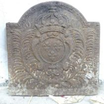 An antique cast-iron fireback with armorial decoration. 48x49cm.