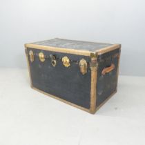 A vintage travelling trunk. 93x57x53cm.