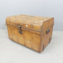 A vintage tin travelling trunk. 60x40x42cm.