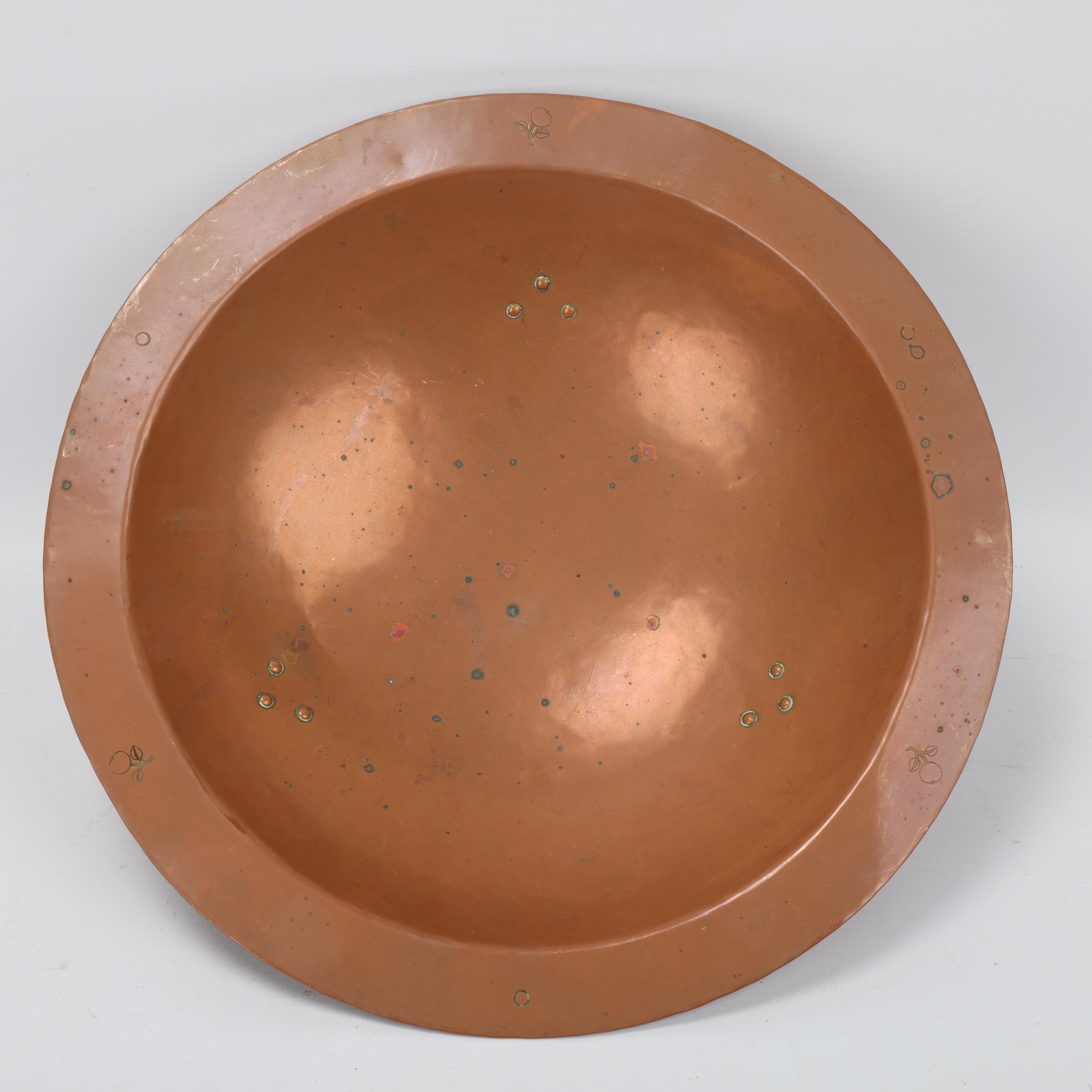 An early 20th century planished copper fruit bowl by the Birmingham Guild Ltd with riveted brass - Image 2 of 3