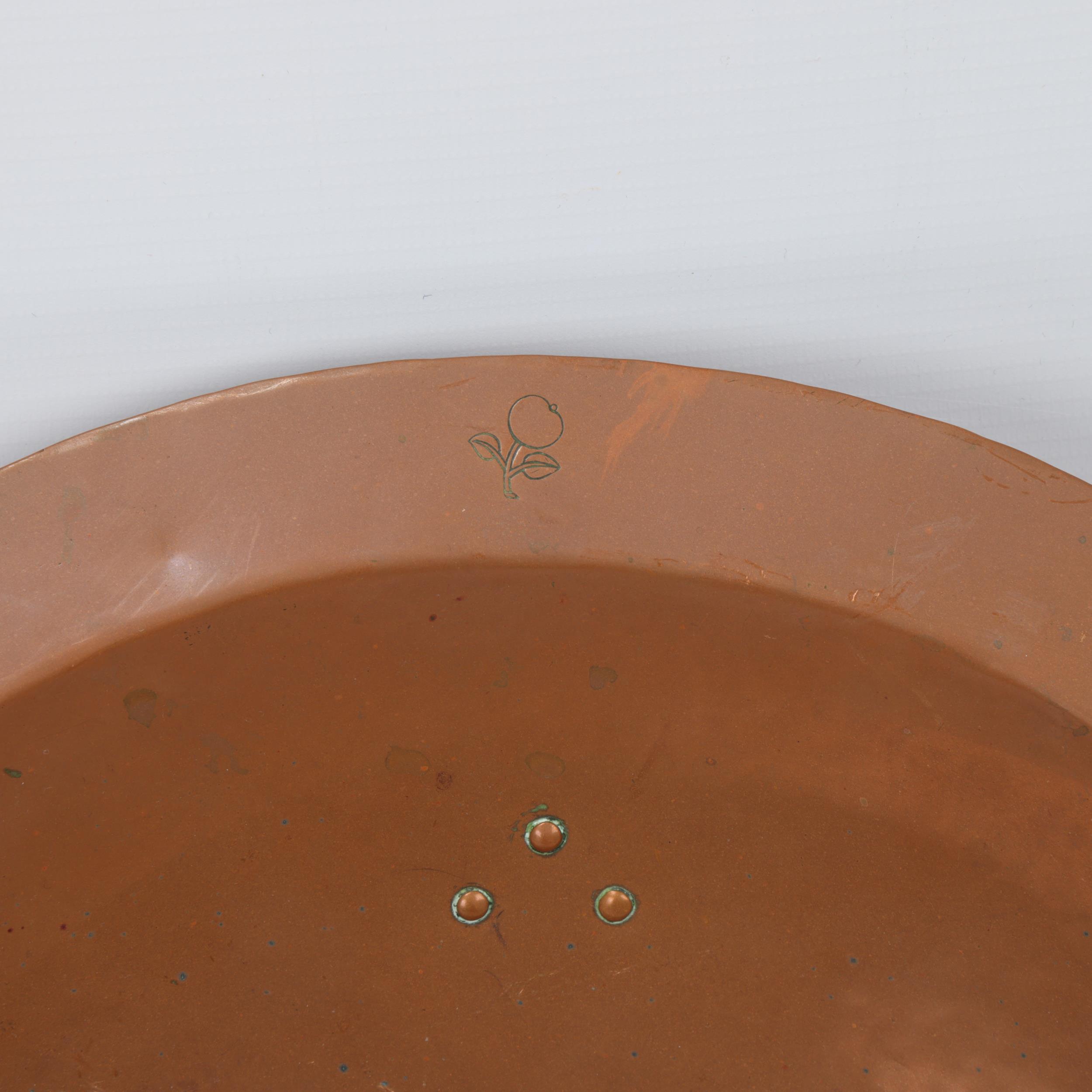 An early 20th century planished copper fruit bowl by the Birmingham Guild Ltd with riveted brass - Image 3 of 3
