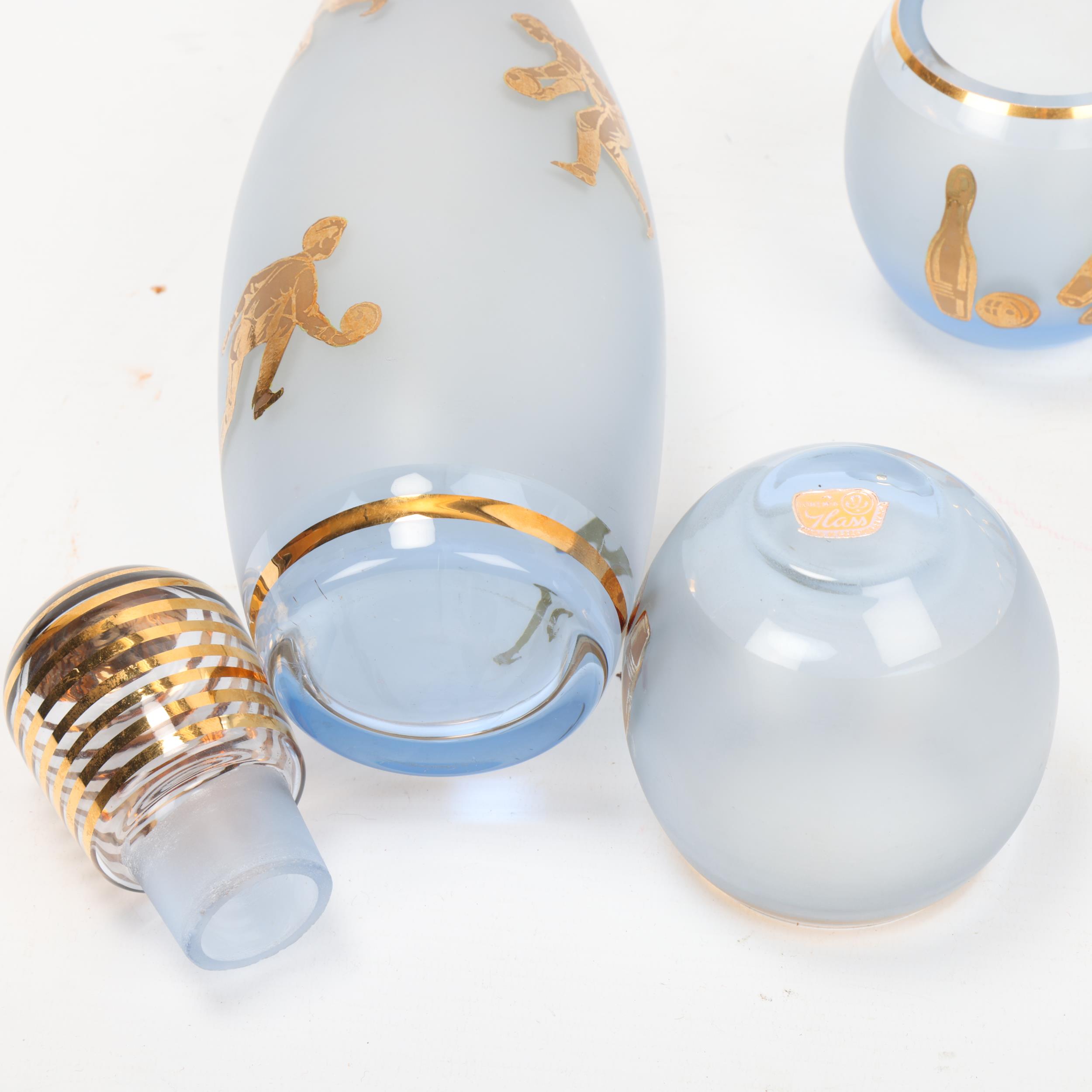 A mid 20th century frosted glass bowling pin decanter and 5 tumblers, with gilded bowling theme - Image 3 of 3