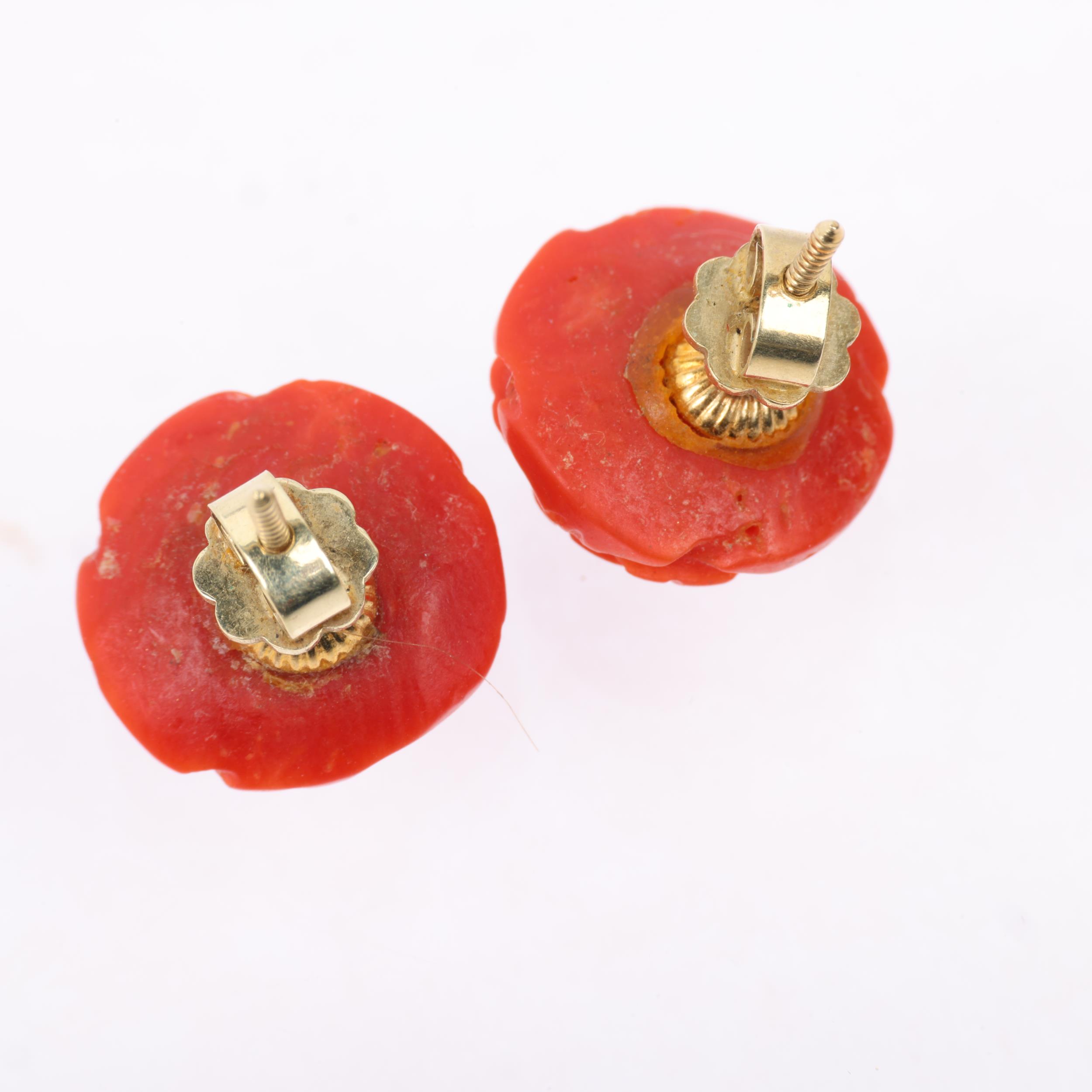 A pair of Georgian carved coral flowerhead earrings, with 14ct gold screw-back fittings, 14.1mm, 4. - Image 3 of 4