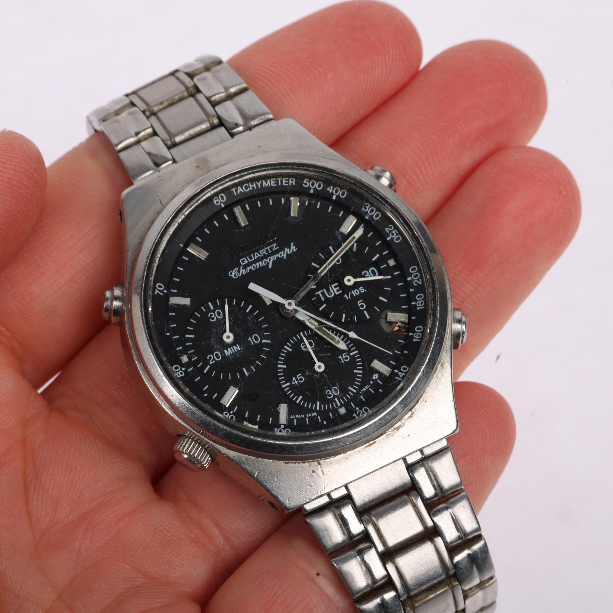 SEIKO - a Vintage stainless steel quartz chronograph day/date bracelet watch, ref. 7A38-7270, - Image 5 of 5