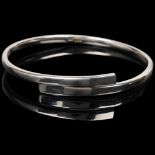 RANDERS SOLVVAREFABRIK - a Danish modernist sterling silver crossover torque bangle, setting