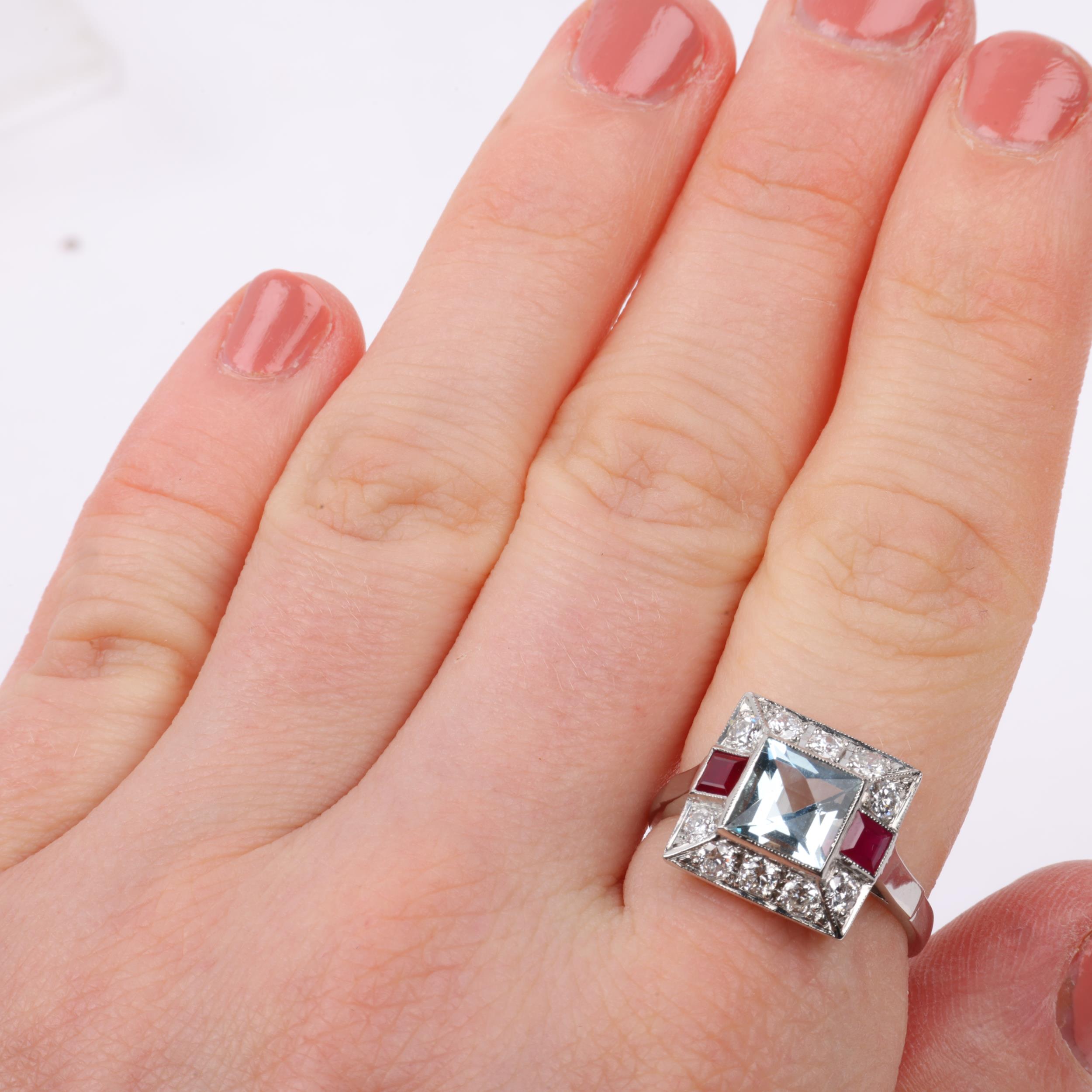 An Art Deco style platinum aquamarine ruby and diamond square panel ring, set with square-cut rubies - Image 4 of 4