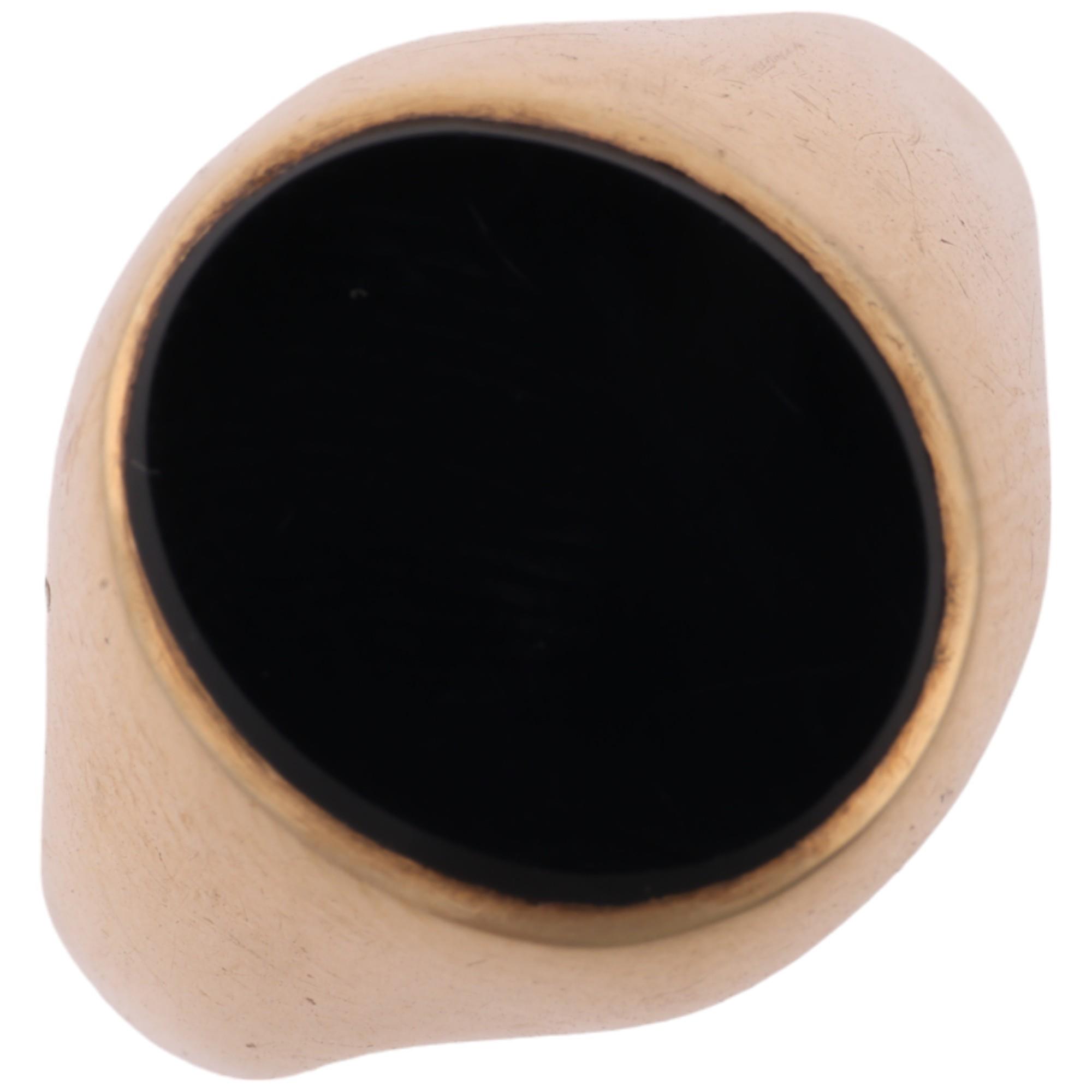 A late 20th century 9ct gold black onyx signet ring, maker HG&S, Birmingham 1971, panel measures