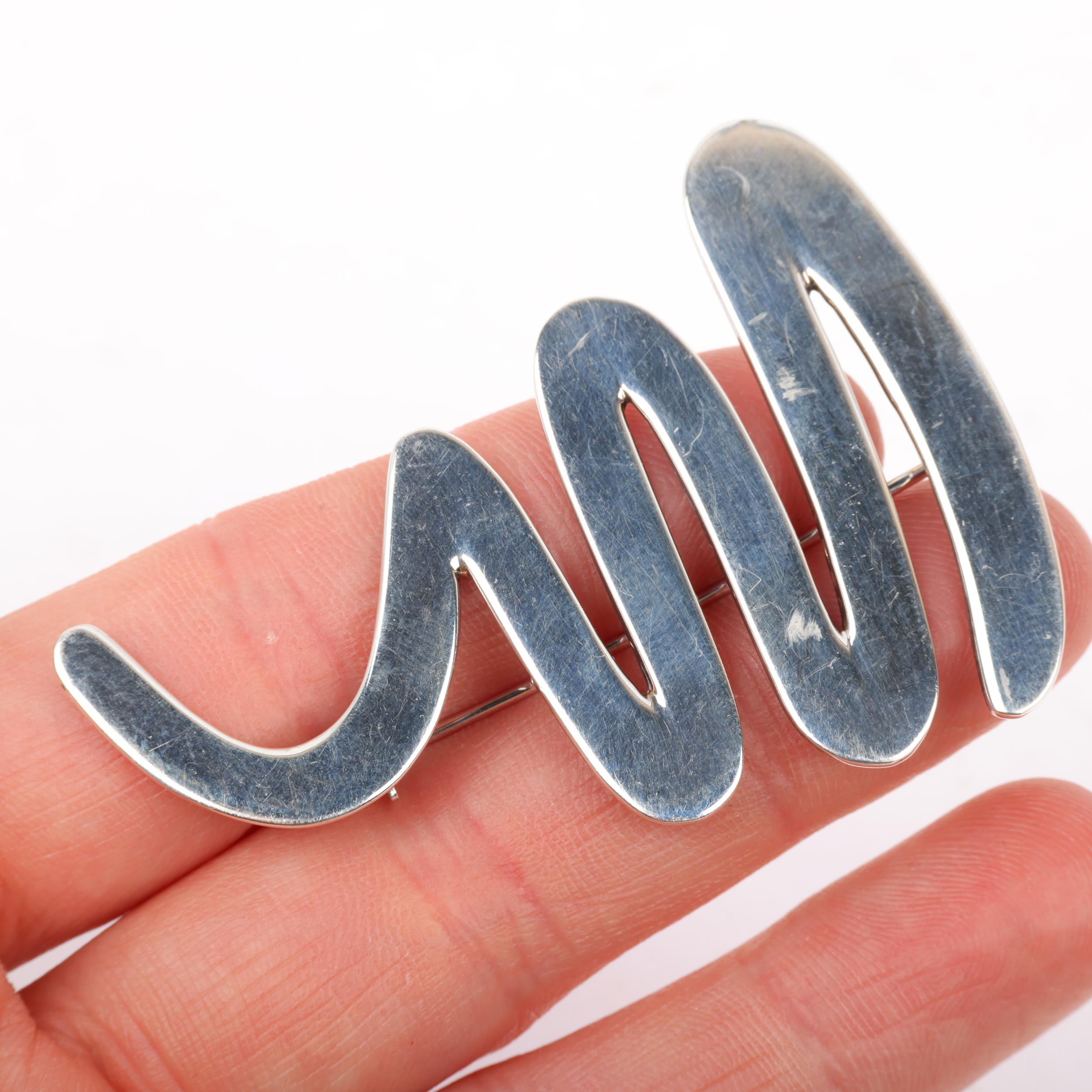 A sterling silver abstract squiggle brooch, maker AJ, import hallmarks Sheffield 1993, 57.7mm, 15.4g - Image 3 of 3