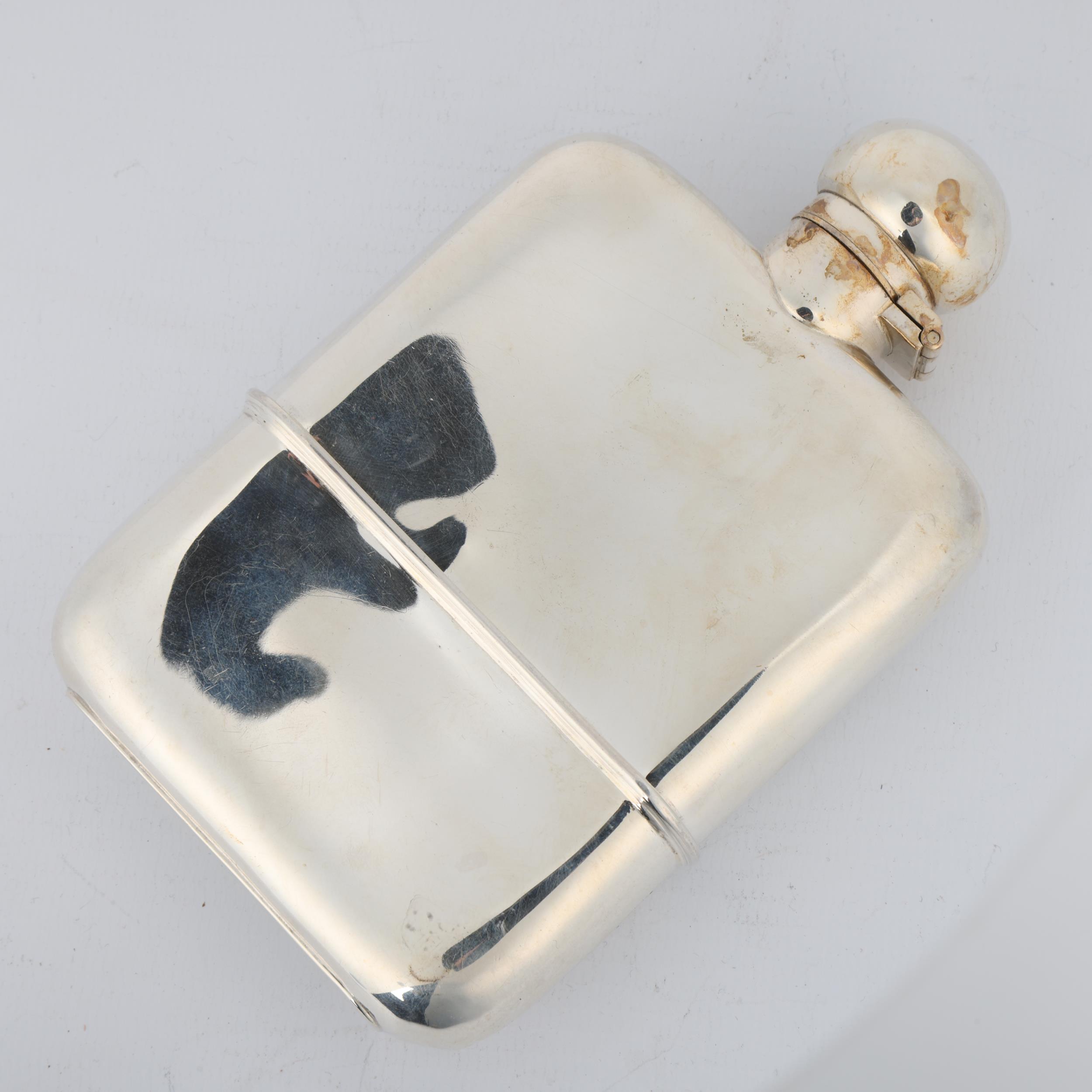 A good quality George V curved silver spirit flask, G&J Hawksley, Sheffield 1918, rectangular form - Image 3 of 3