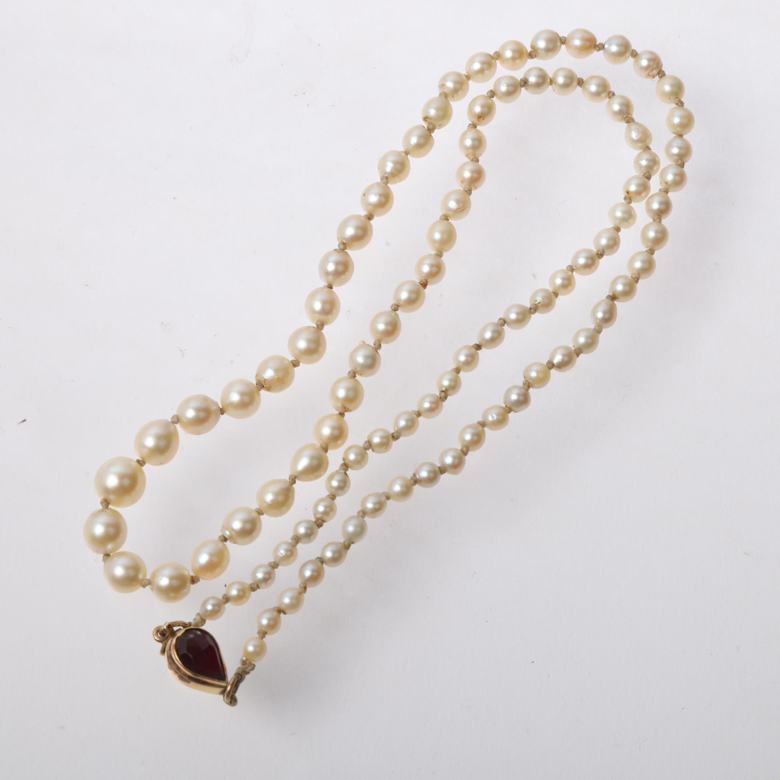 A Vintage single-strand graduated pearl bead necklace, unmarked gold garnet clasp, pearls measure - Image 3 of 4