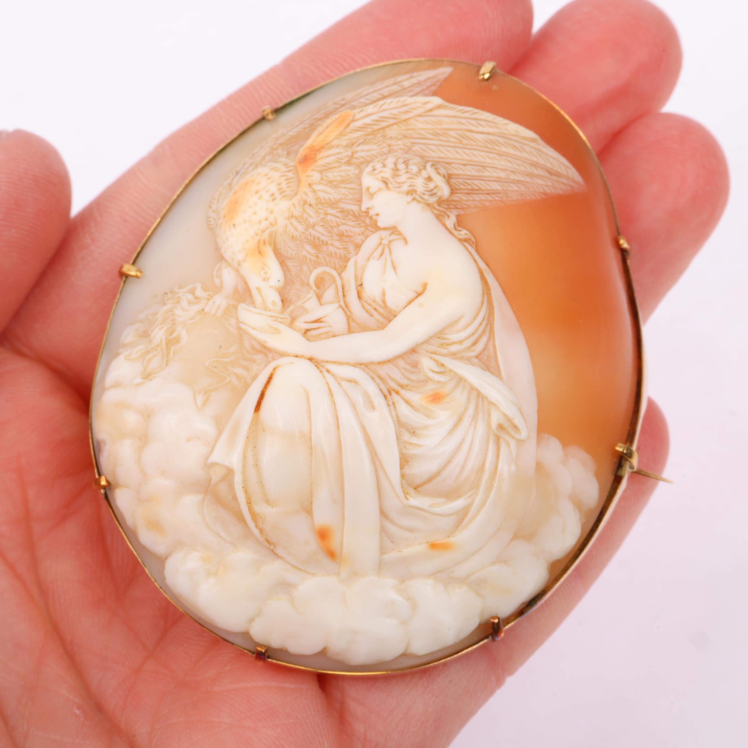 A large Victorian shell cameo brooch, relief carved depicting Hebe feeding eagle Zeus, in unmarked - Image 4 of 4