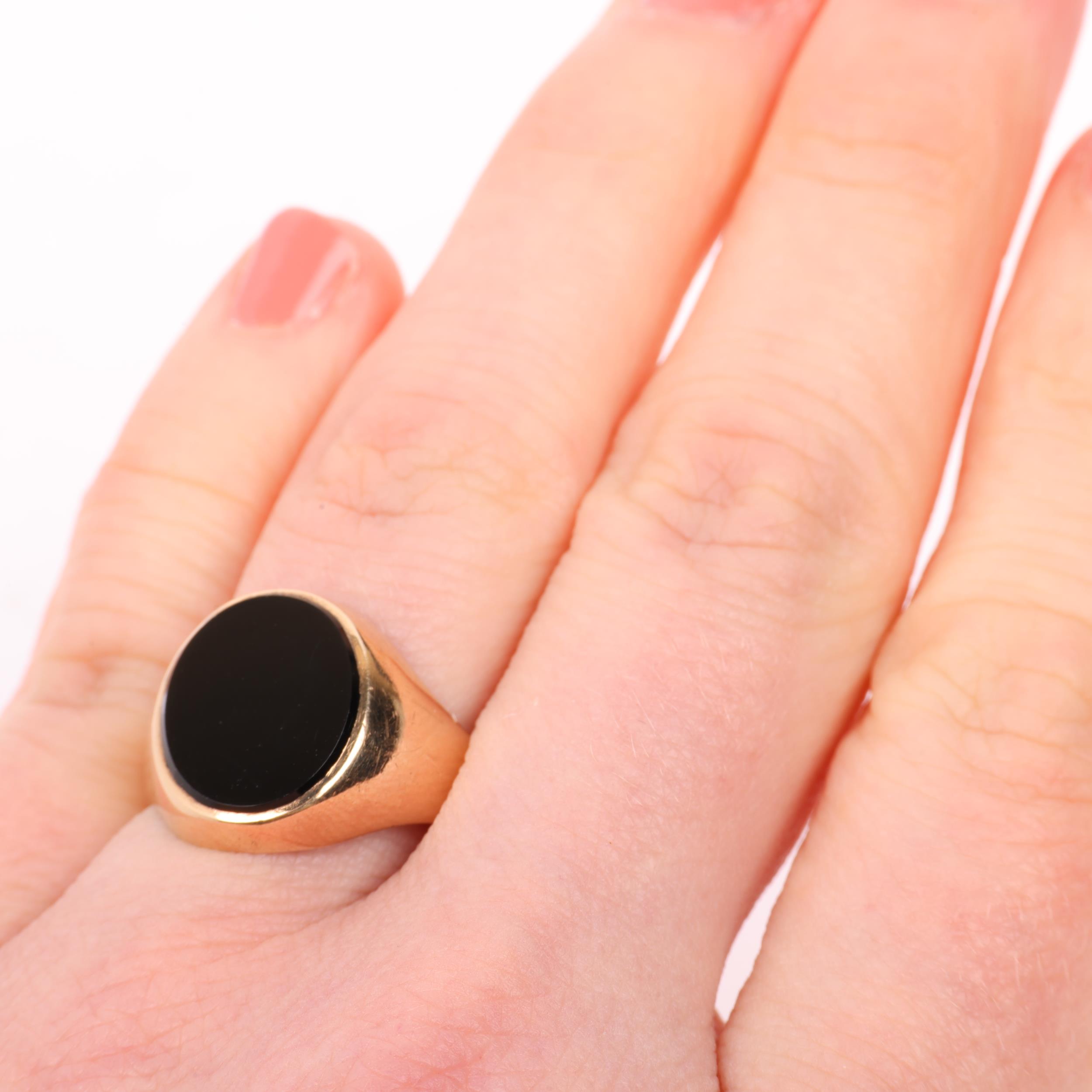 A late 20th century 9ct gold black onyx signet ring, maker HG&S, Birmingham 1971, panel measures - Image 4 of 4