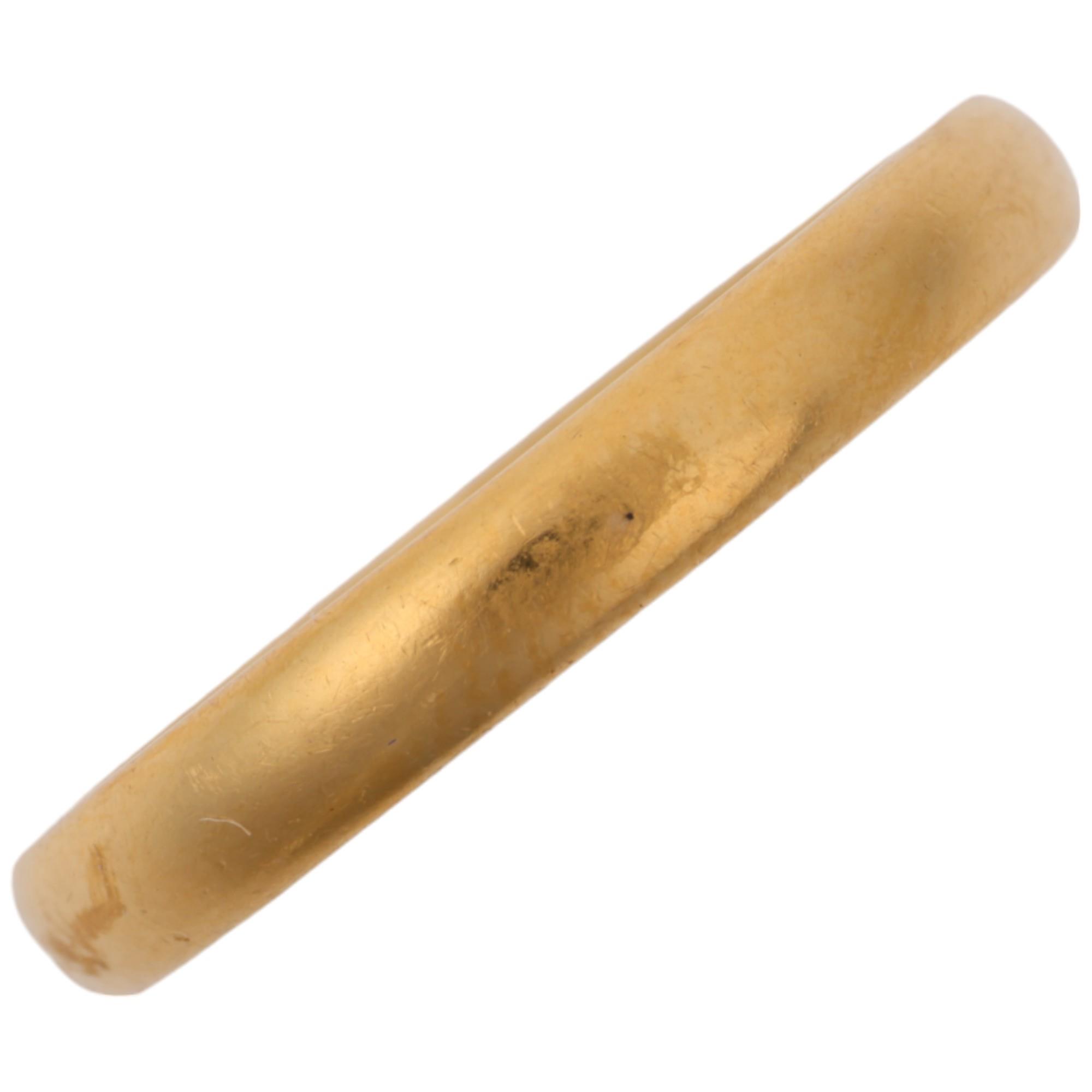 An early 20th century 22ct gold wedding band ring, maker HS, Birmingham 1931, band width 2.6mm, size