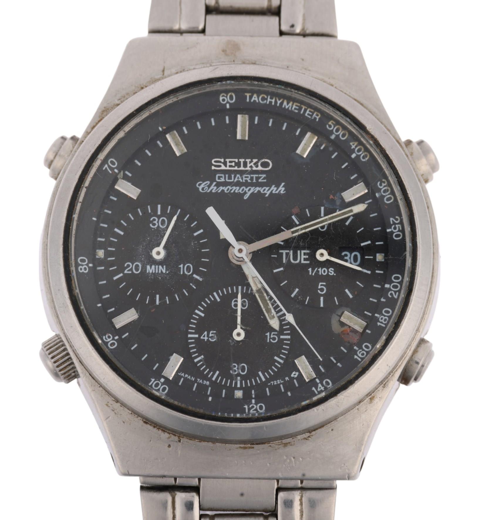 SEIKO - a Vintage stainless steel quartz chronograph day/date bracelet watch, ref. 7A38-7270,