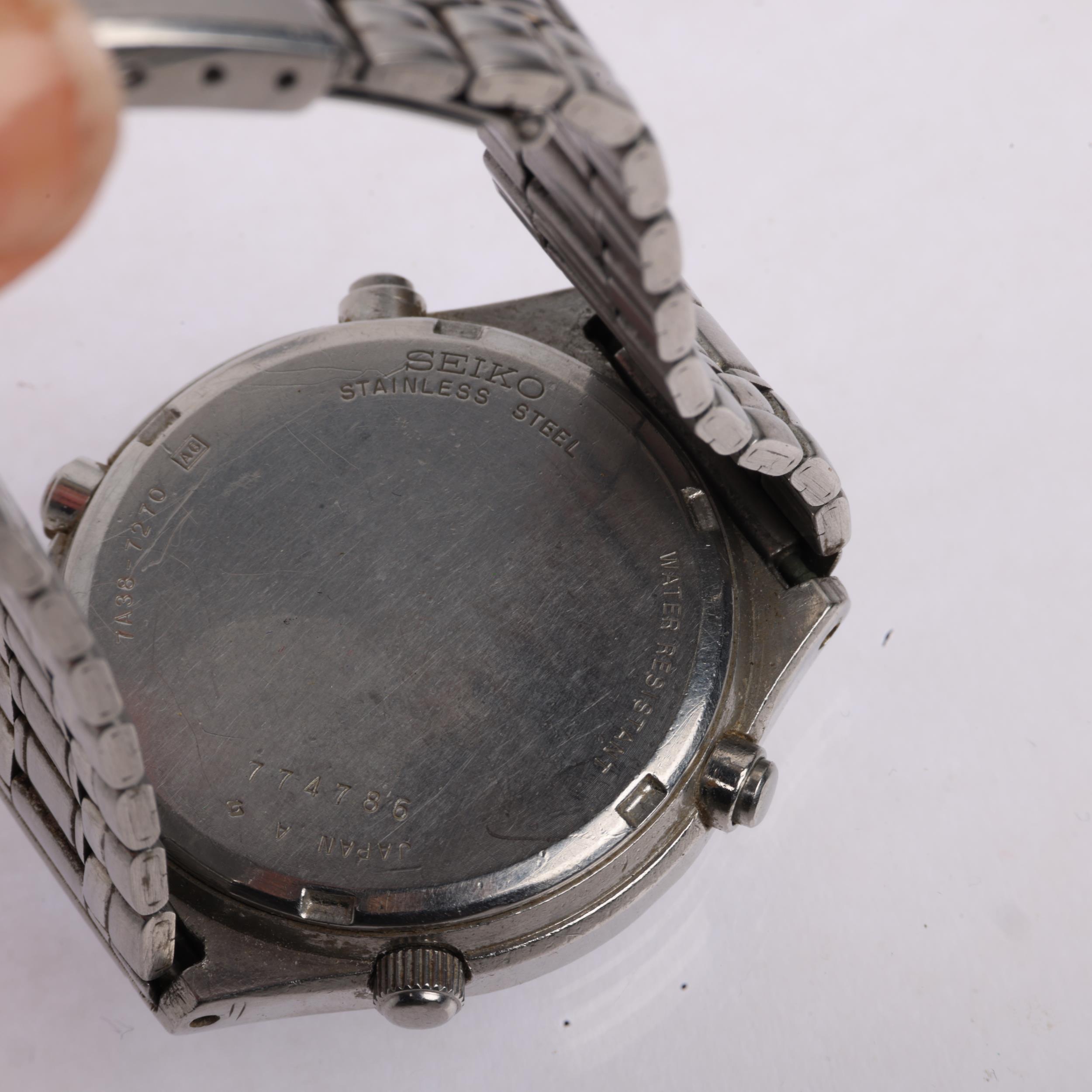 SEIKO - a Vintage stainless steel quartz chronograph day/date bracelet watch, ref. 7A38-7270, - Image 4 of 5