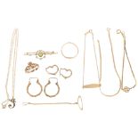 Various 9ct gold jewellery, including Edwardian peridot and pearl bar brooch, Claddagh ring, etc,