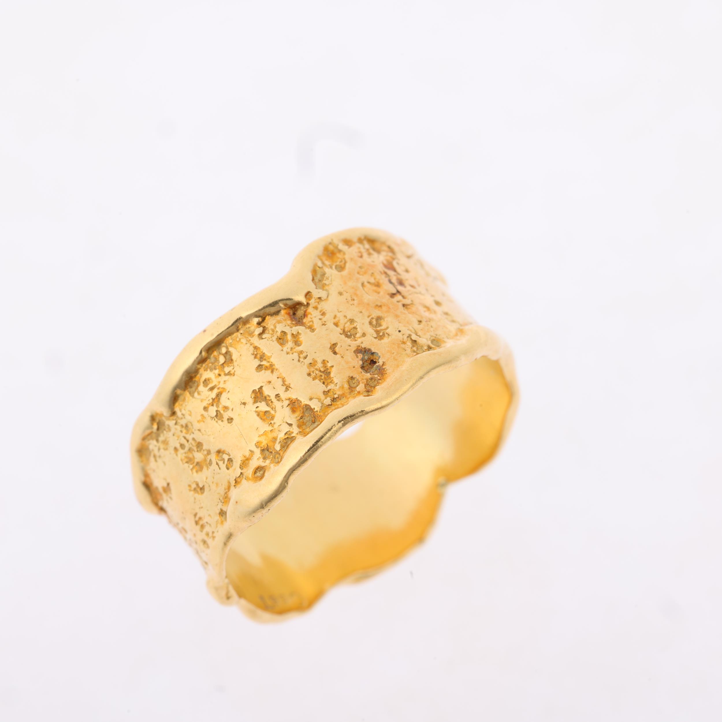 CHARLES DE TEMPLE - a late 20th century 18ct gold abstract band ring, marked C De T, London 1972, - Image 2 of 4