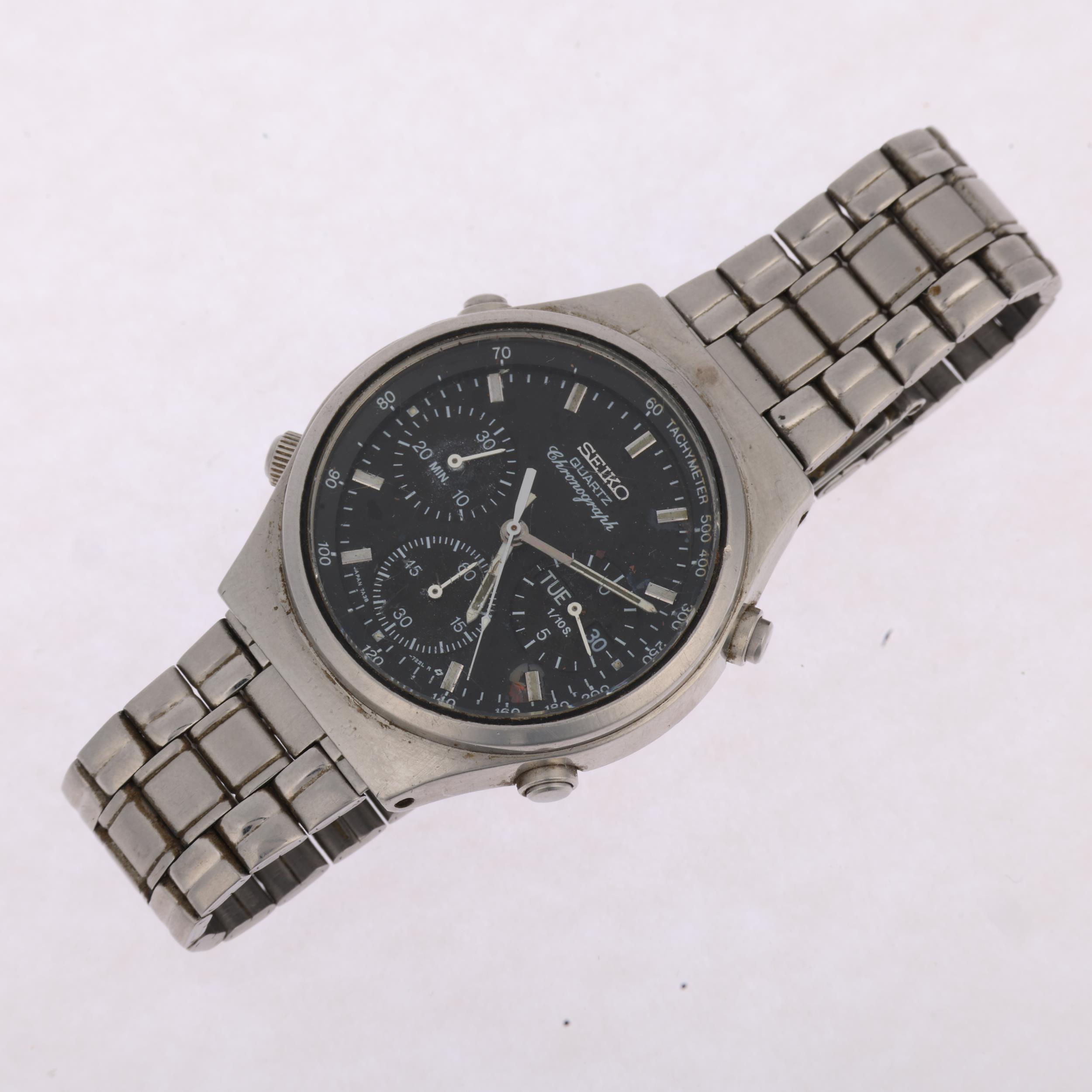 SEIKO - a Vintage stainless steel quartz chronograph day/date bracelet watch, ref. 7A38-7270, - Image 2 of 5