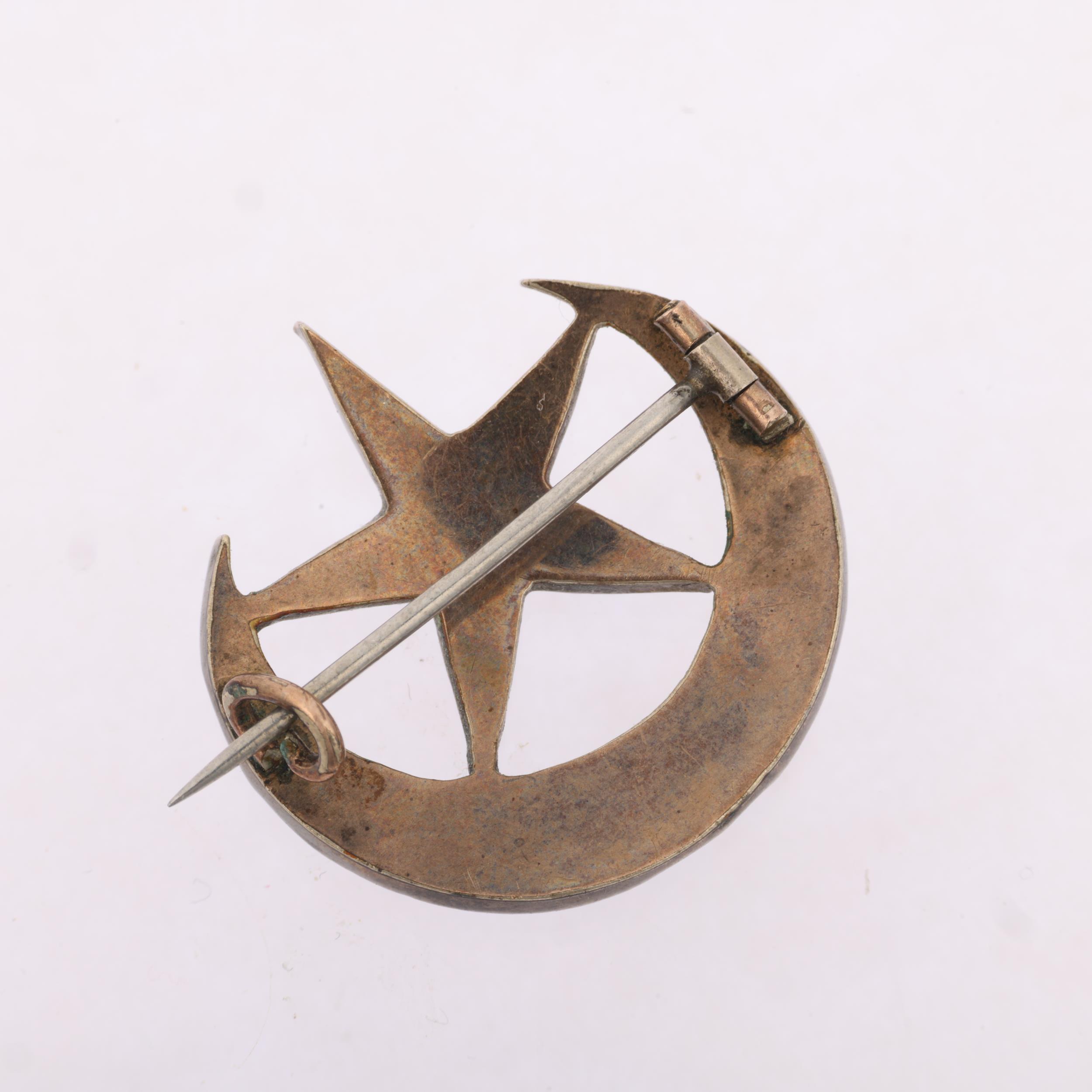 A Victorian Bohemian garnet crescent moon and star brooch, apparently unmarked, 24.2mm, 3.2g - Image 2 of 4