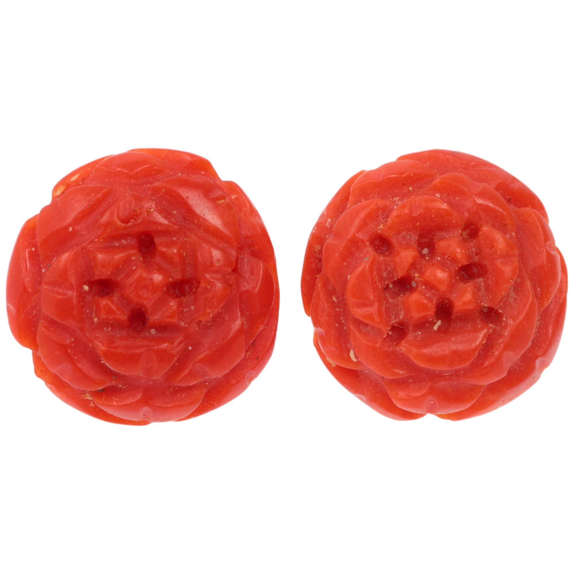 A pair of Georgian carved coral flowerhead earrings, with 14ct gold screw-back fittings, 14.1mm, 4.