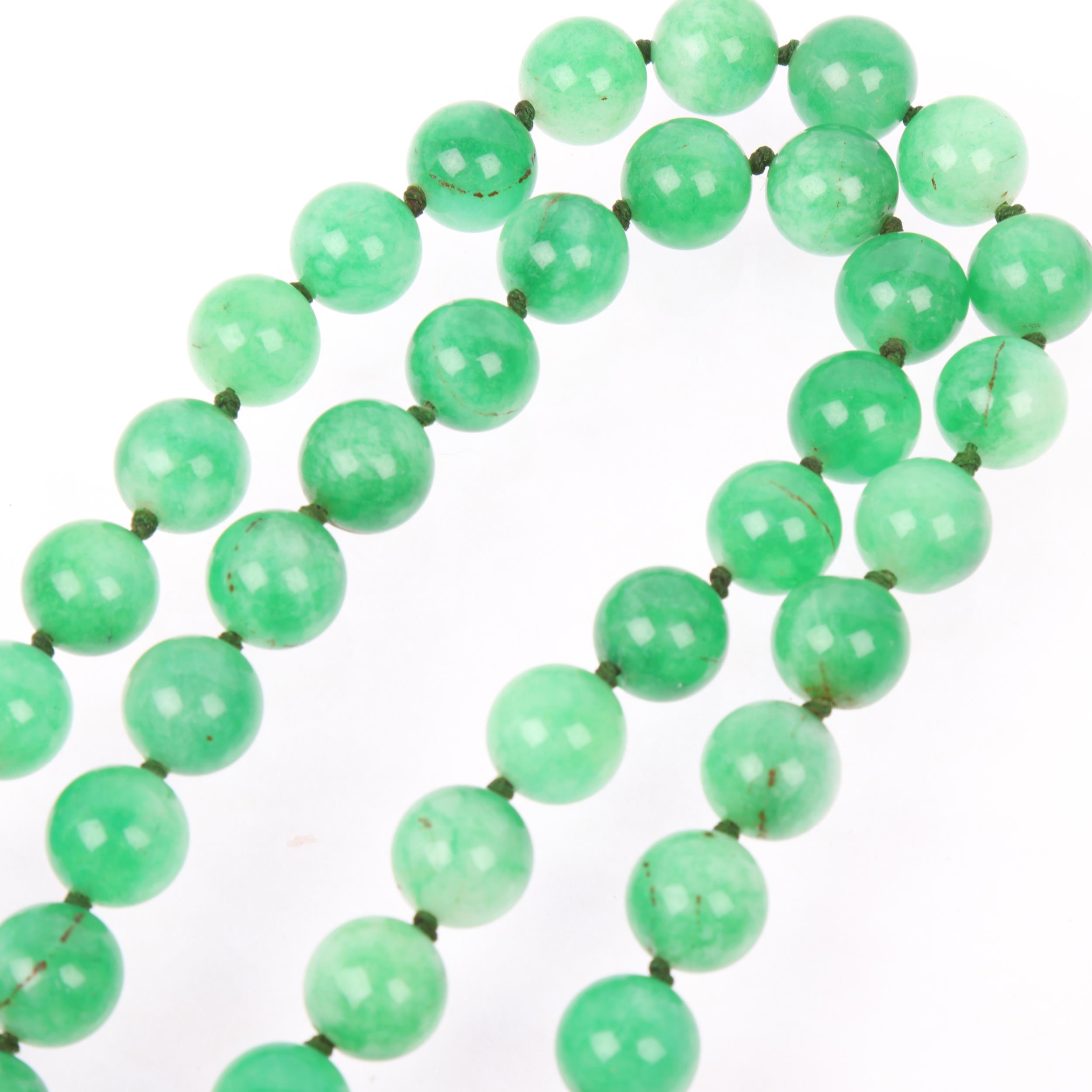 A long single-strand polished dyed quartz bead necklace, beads 12mm, necklace 96cm, 179.5g Condition - Image 3 of 4