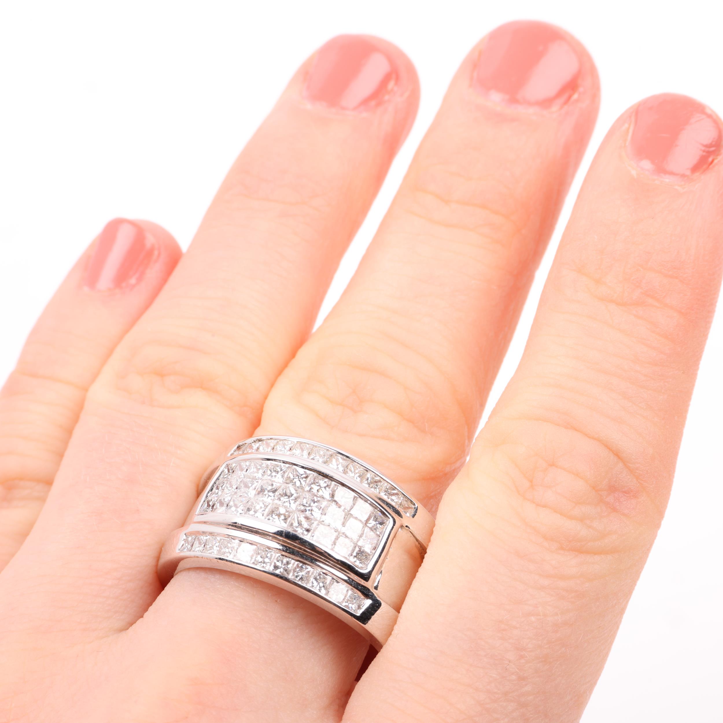 A large modern heavy 18ct white gold diamond band ring, set with Princess-cut diamonds, total - Image 4 of 4