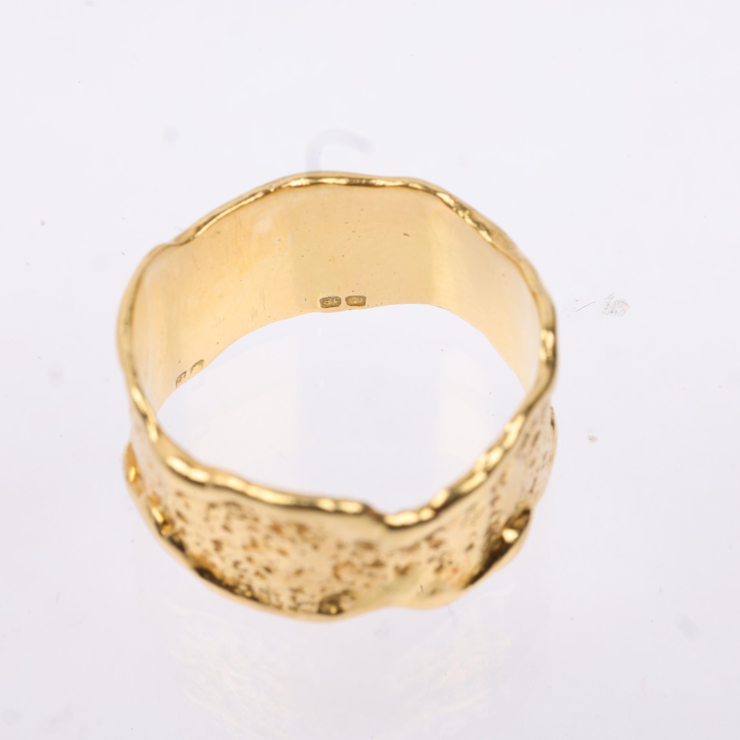CHARLES DE TEMPLE - a late 20th century 18ct gold abstract band ring, marked C De T, London 1972, - Image 3 of 4
