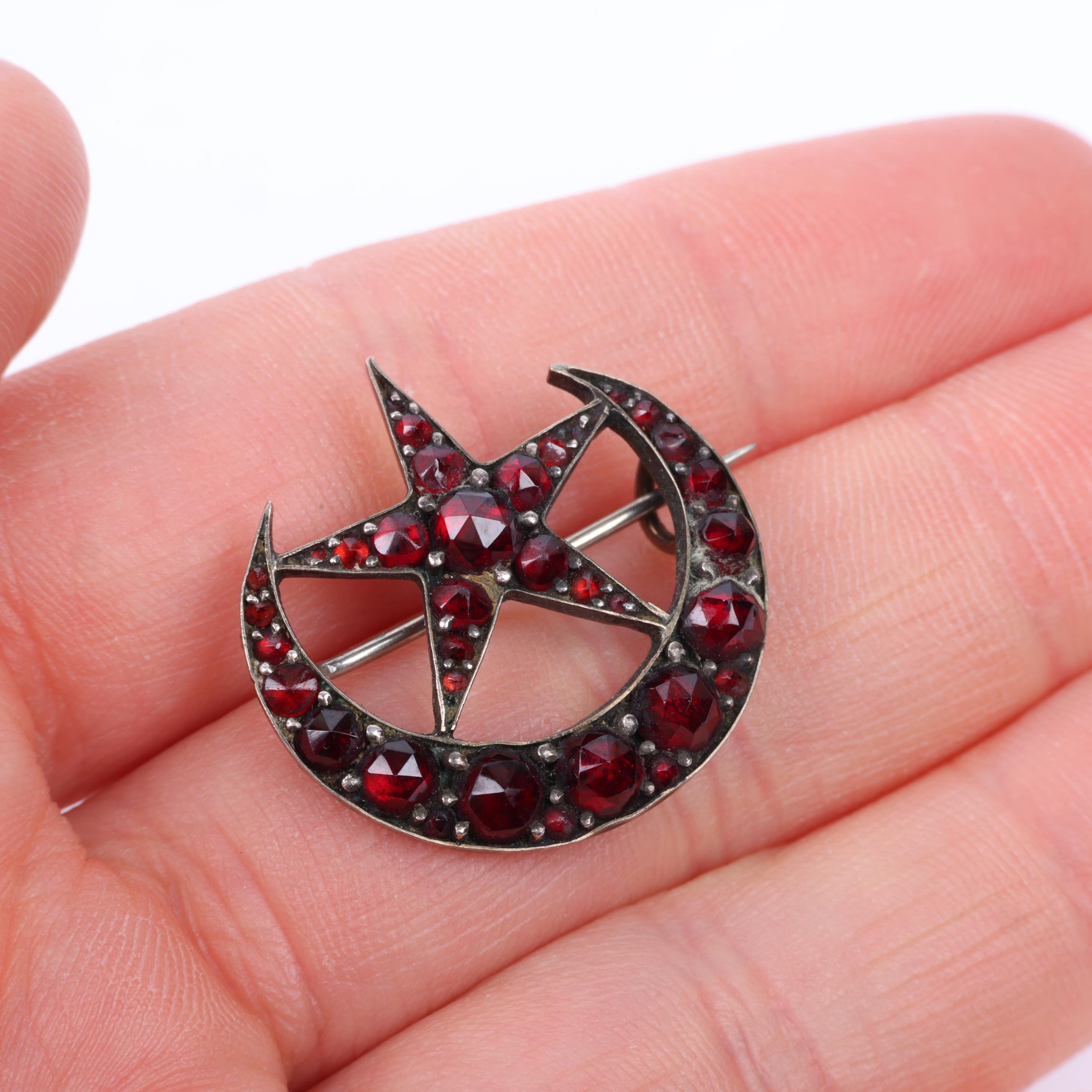 A Victorian Bohemian garnet crescent moon and star brooch, apparently unmarked, 24.2mm, 3.2g - Image 4 of 4