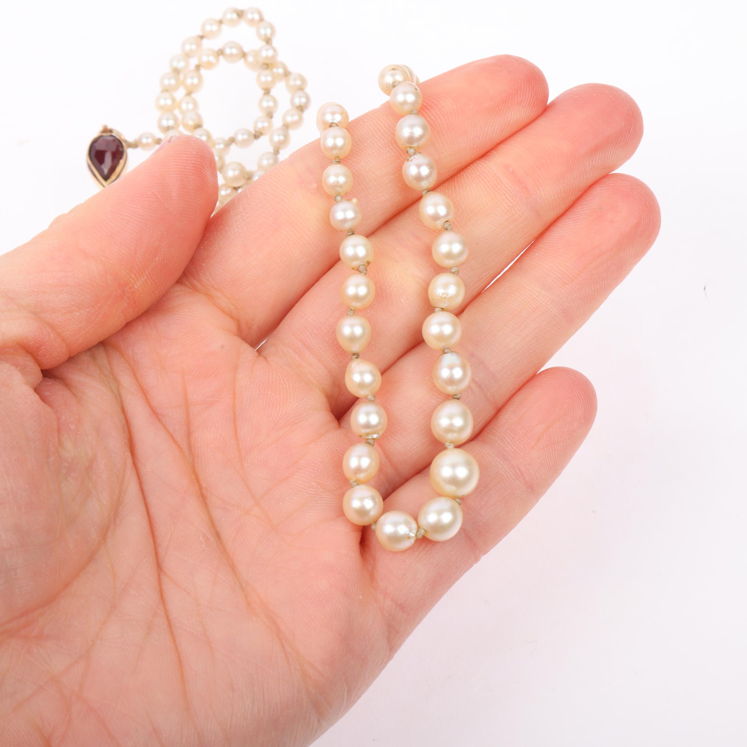 A Vintage single-strand graduated pearl bead necklace, unmarked gold garnet clasp, pearls measure - Image 4 of 4