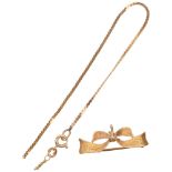 A 9ct gold ribbon bow brooch, 31.8mm, and a 9ct gold spiga link chain bracelet (A/F), 3.3g total (2)