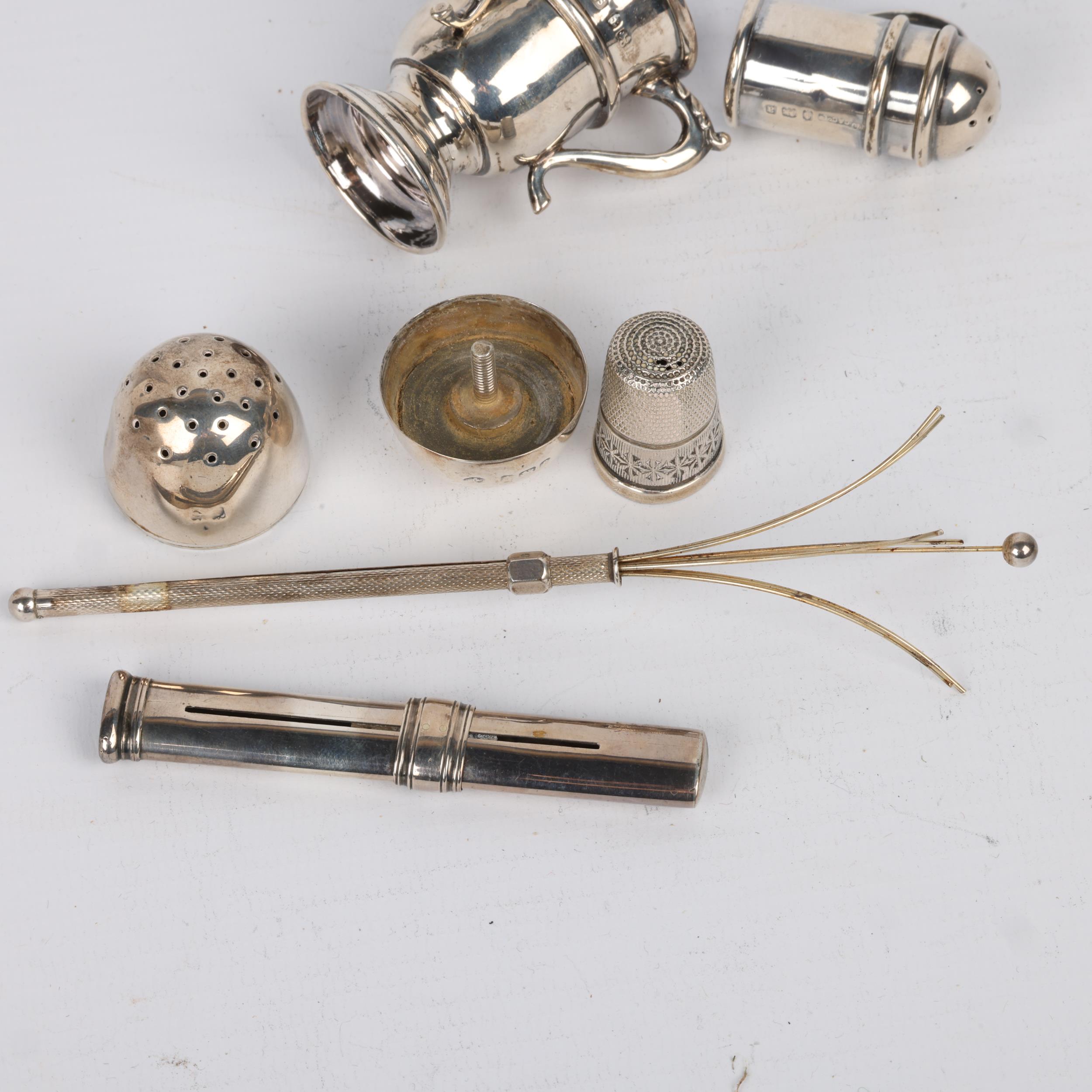 Various silver, including Edwardian novelty egg pepperette, Sampson Mordan & Co propelling pencil, - Bild 3 aus 3