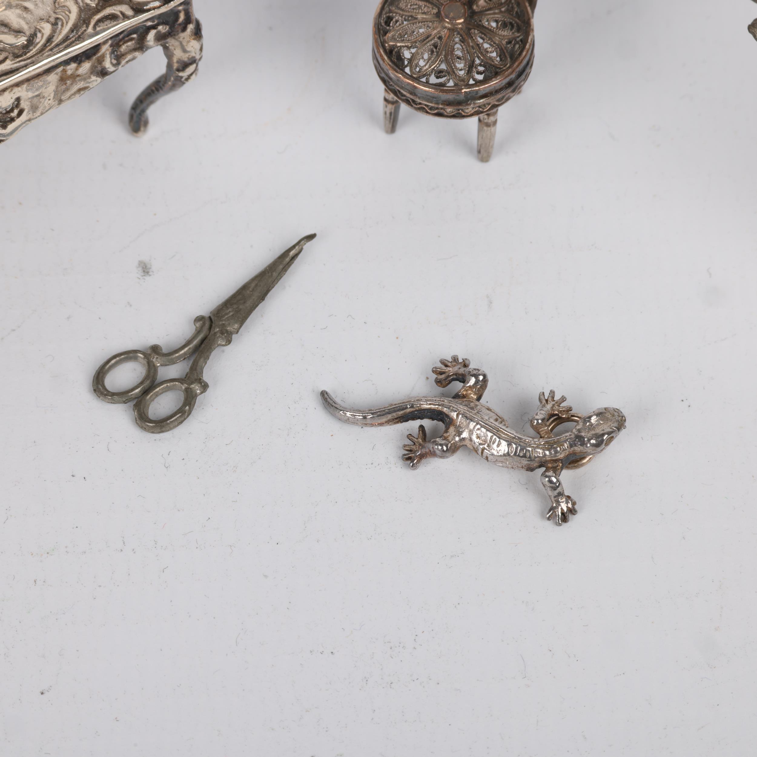 Various doll's house items, including German silver settee, import Chester 1901, 5.5cm, and filigree - Image 2 of 3