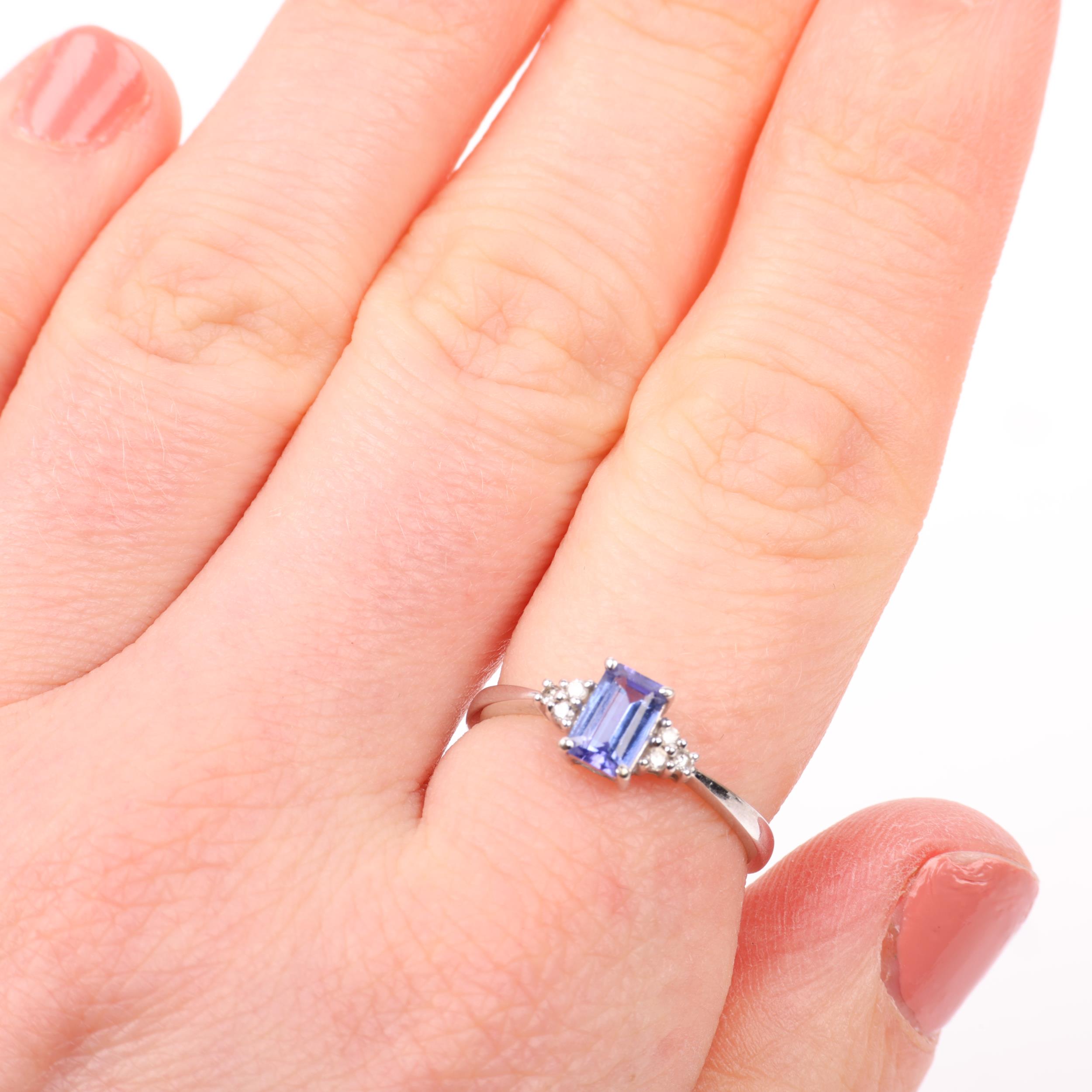 A modern 18ct white gold tanzanite and diamond dress ring, setting height 6.4mm, size M, 1.6g - Image 4 of 4