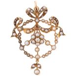 An Edwardian 15ct gold split pearl and diamond openwork ribbon pendant/brooch, 38.5mm, 6g