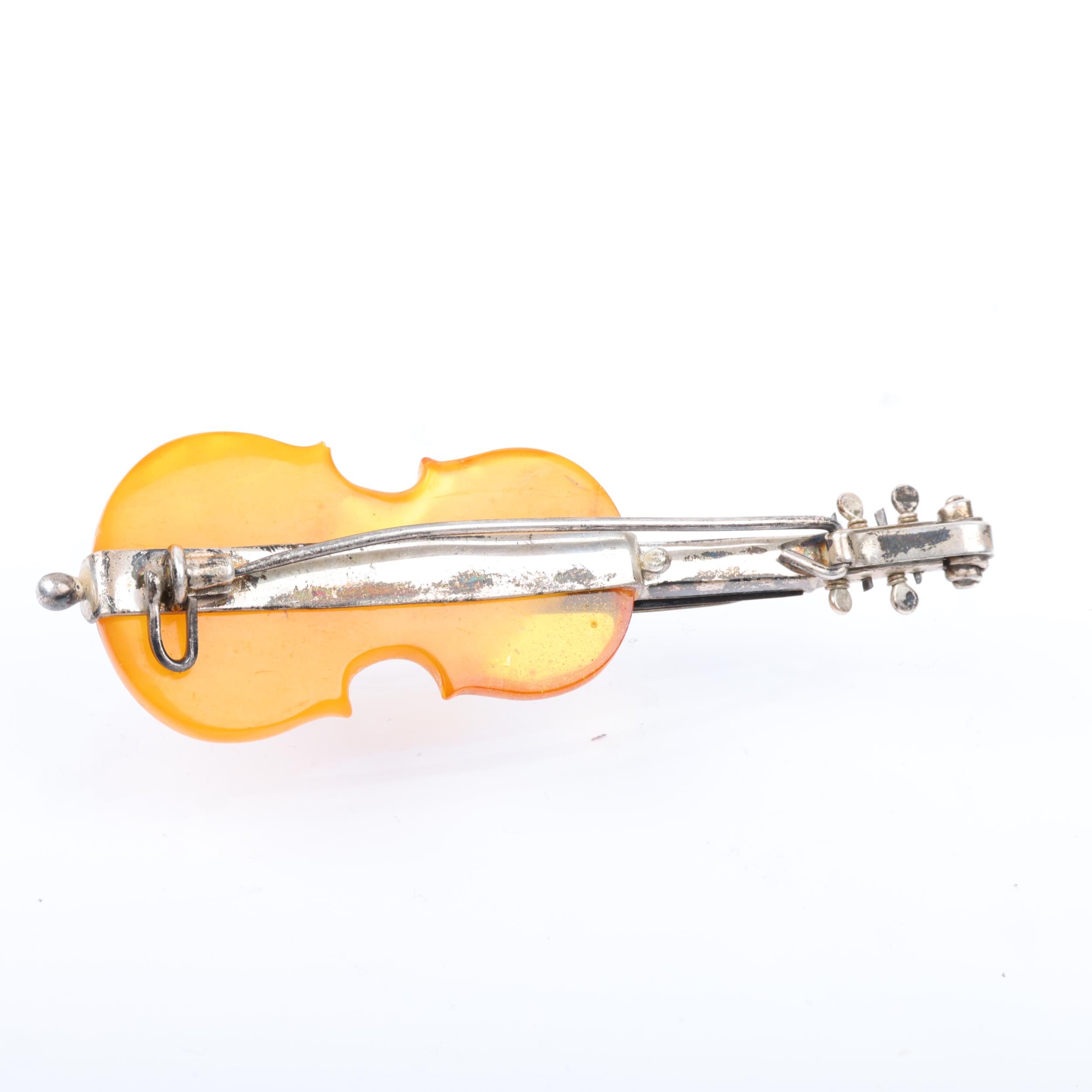 An Antique novelty amber violin brooch, with unmarked silver settings, 75.5mm, 10g Condition Report: - Image 3 of 3