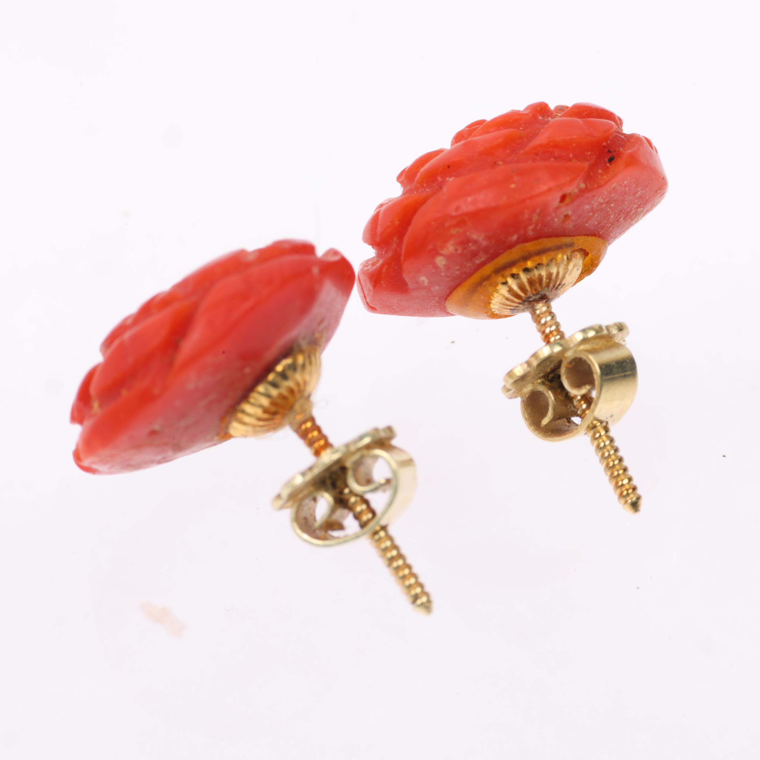 A pair of Georgian carved coral flowerhead earrings, with 14ct gold screw-back fittings, 14.1mm, 4. - Image 2 of 4