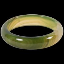 A Chinese green jade bangle, diameter 7.5cm, internal diameter 6cm