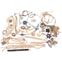 A tray of mixed costume jewellery, necklaces and brooches, etc