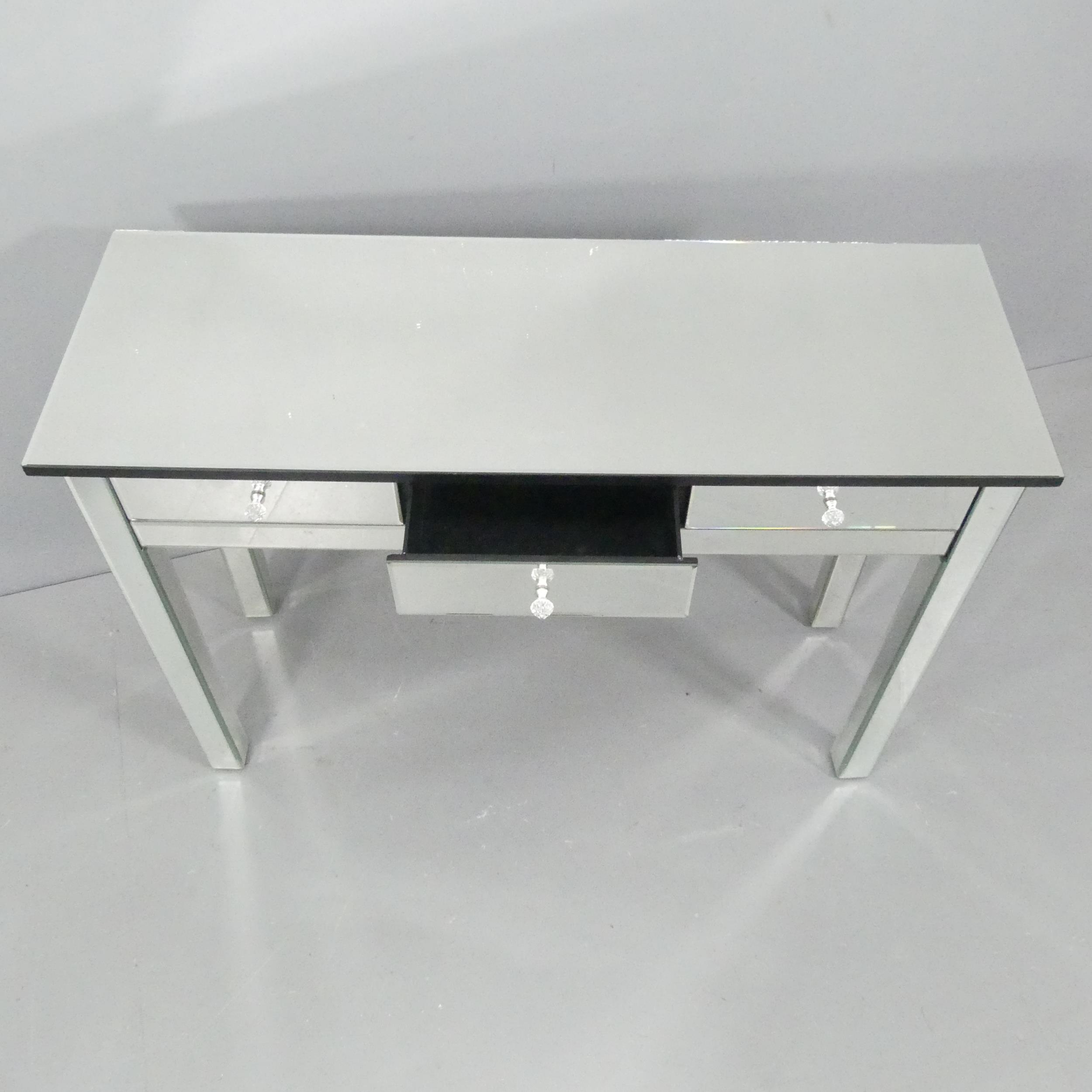 A contemporary mirrored console table with three drawers. 110x78x40cm. - Image 2 of 2