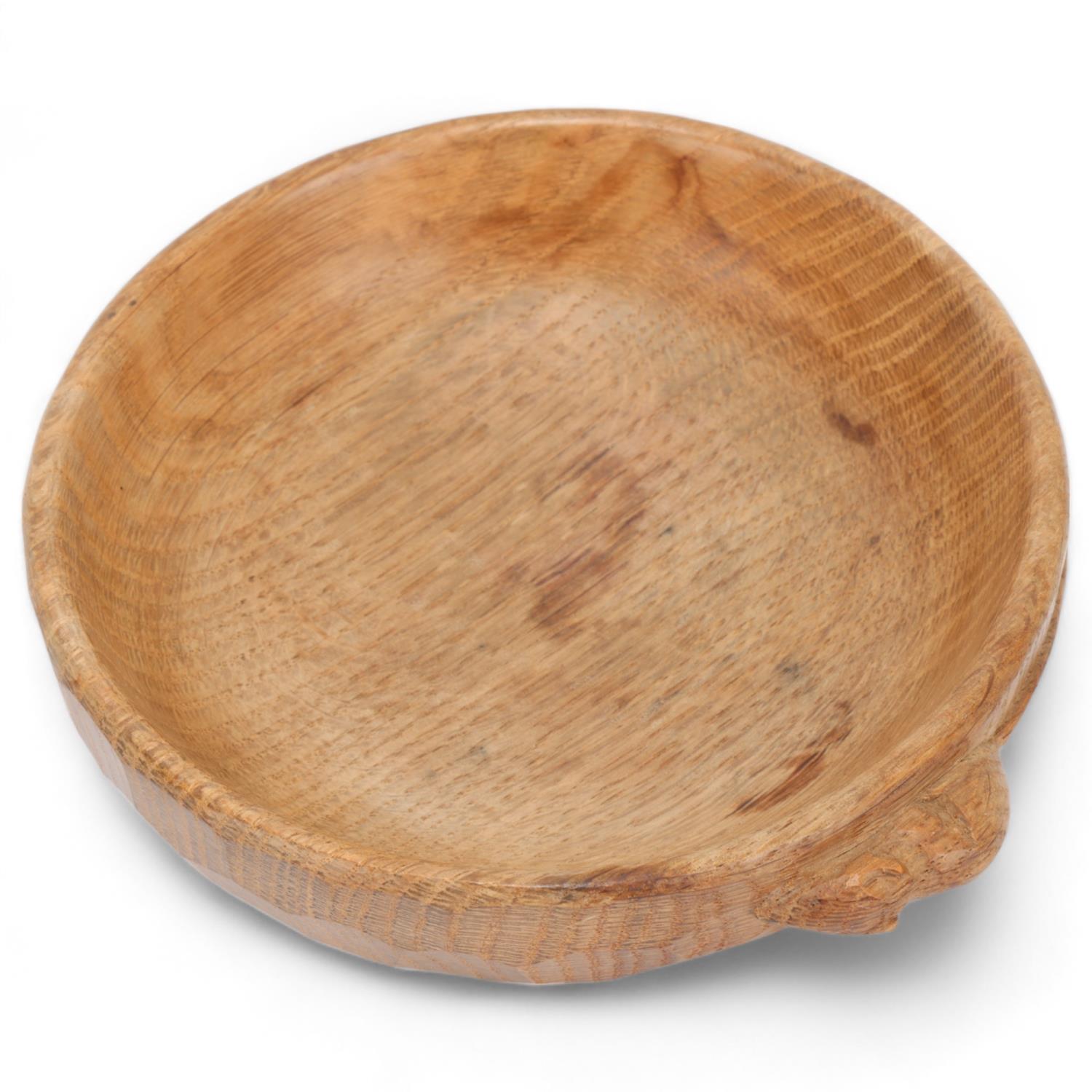 Robert Mouseman Thompson, circular oak bowl, diameter 15.5cm Good condition