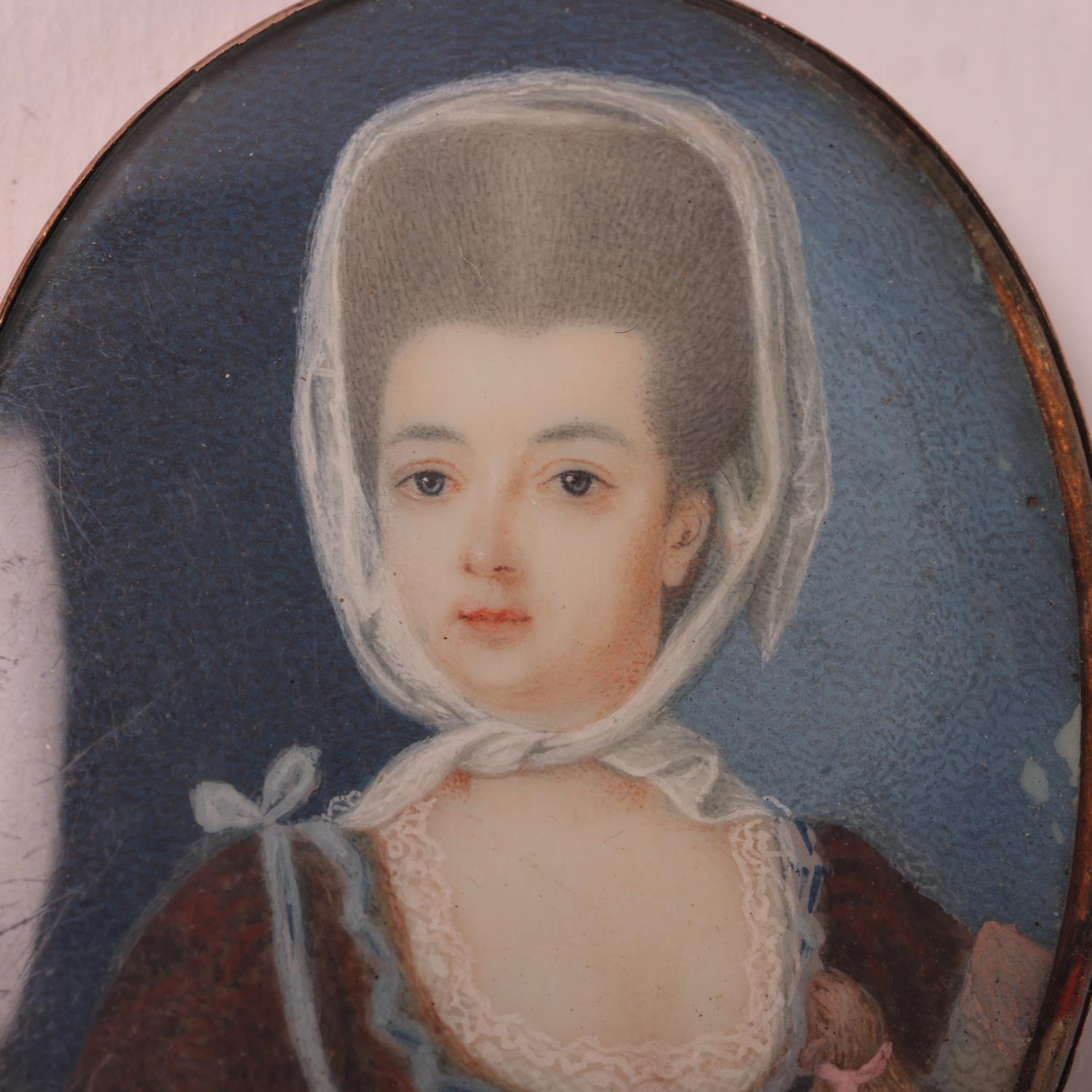 Miniature watercolour portrait on ivory, portrait of a lady, inscribed on gilt-metal surround Grafin - Image 2 of 3