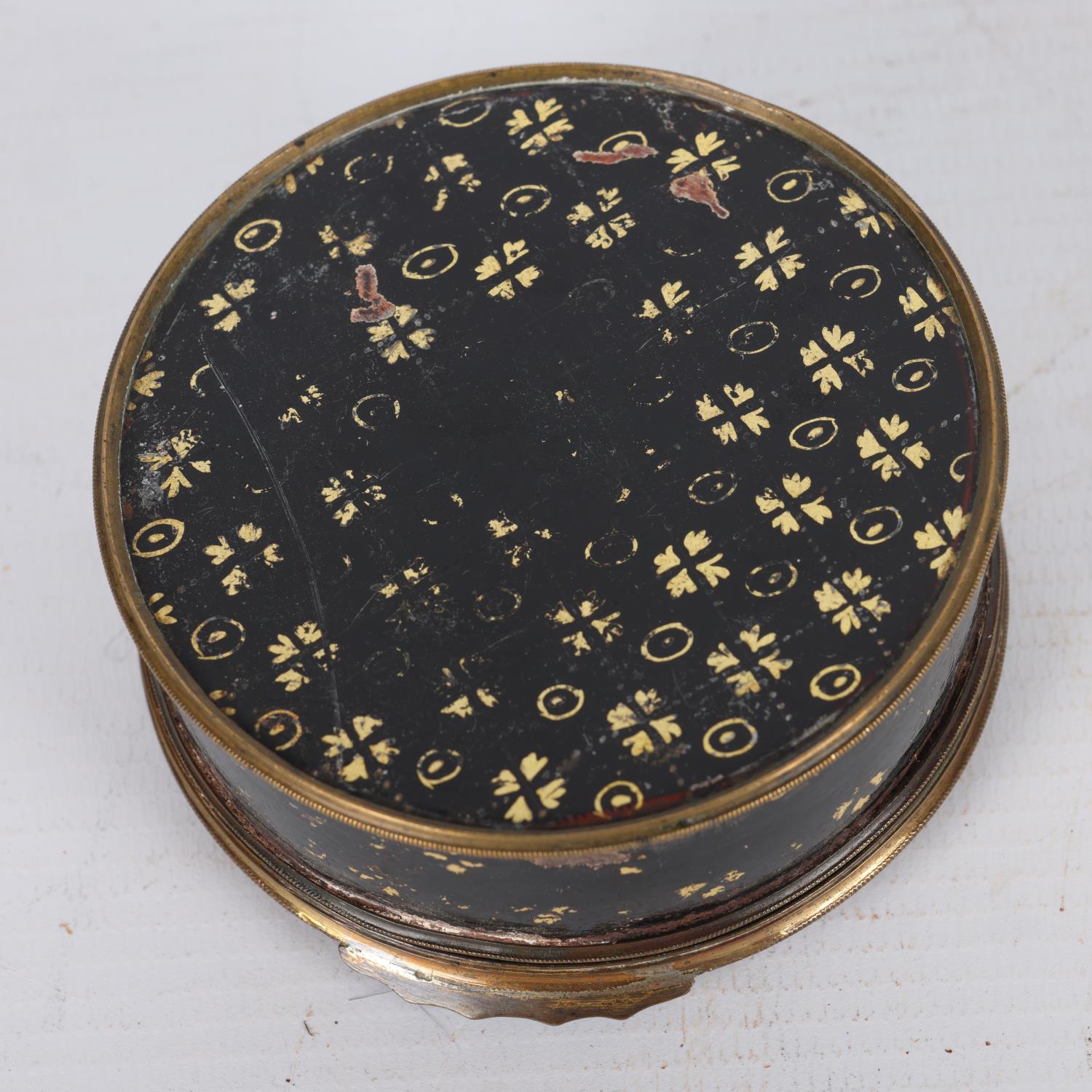 19th century chinoiserie gilded and lacquered box with brass mounts, diameter 8cm Decoration on - Image 3 of 3