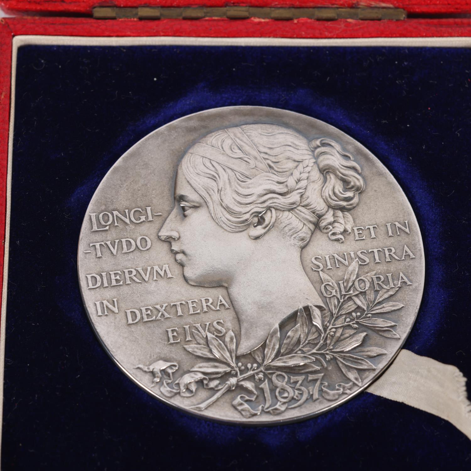 Queen Victorian Diamond Jubilee medallion, 1837 - 1897, diameter 5.5cm, original Morocco leather - Image 2 of 3