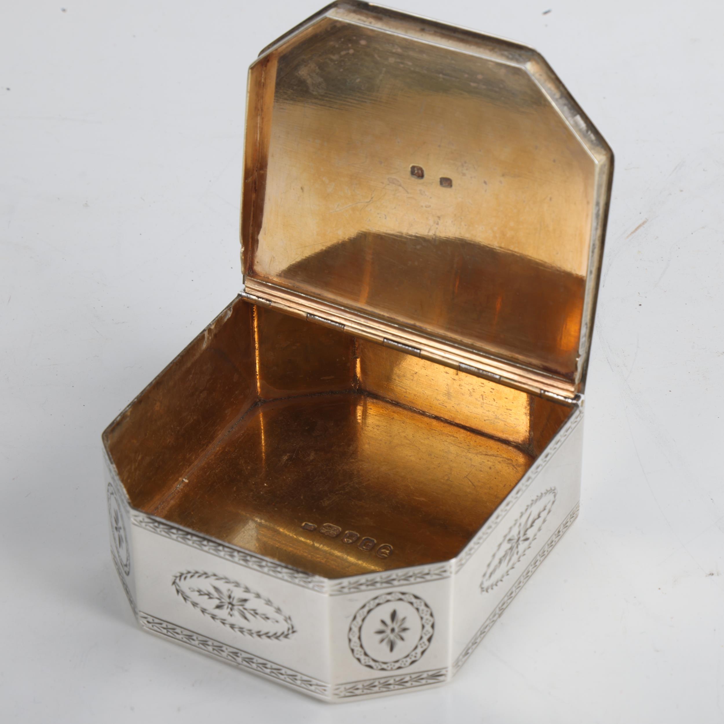 A fine George III silver table snuffbox, maker IR, London 1794, octagonal form, with bright-cut - Image 2 of 3