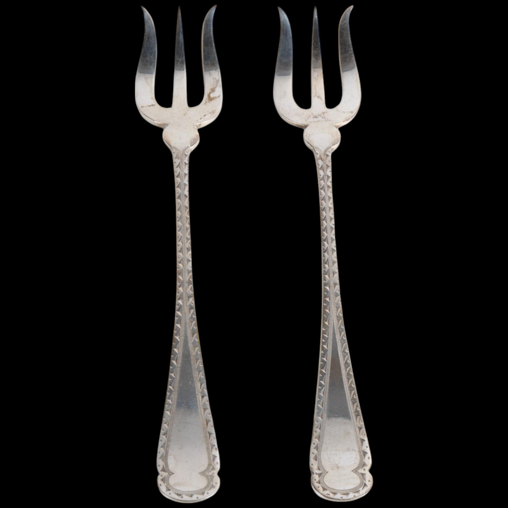 A cased pair of Edwardian silver pickle forks, Allen & Darwin, Sheffield 1909, 11cm, in fitted