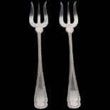 A cased pair of Edwardian silver pickle forks, Allen & Darwin, Sheffield 1909, 11cm, in fitted