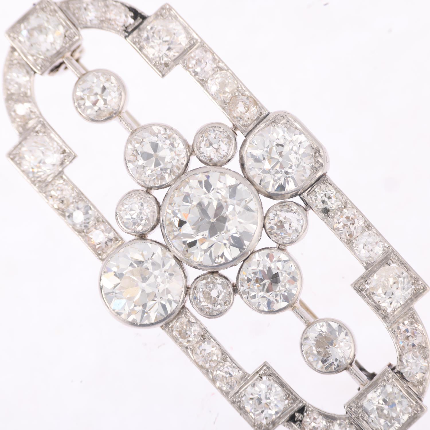An Art Deco diamond geometric panel brooch, circa 1925, total diamond content approx 7ct, - Bild 2 aus 4