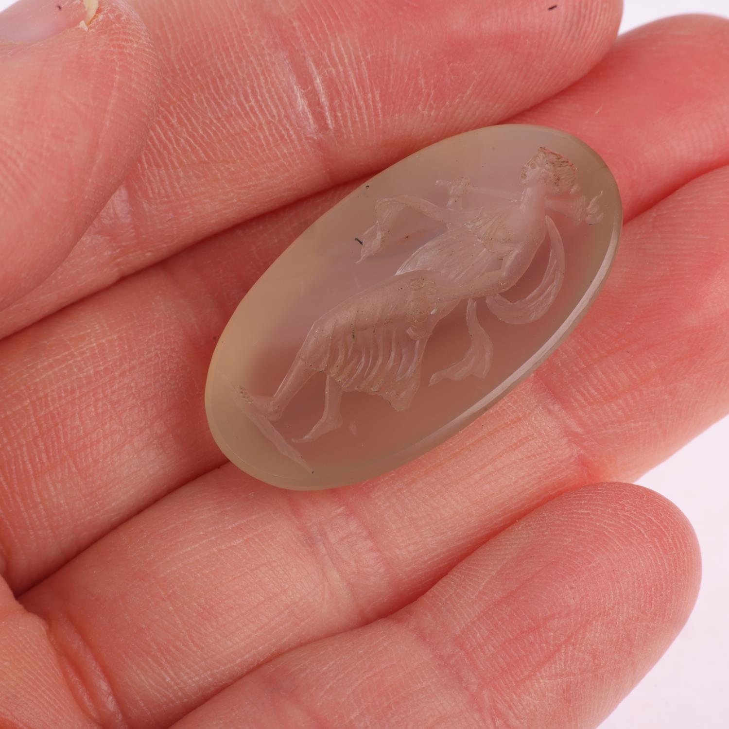 An Antique agate intaglio seal ringstone, carved depicting Classical lady holding flaming torch - Image 4 of 4