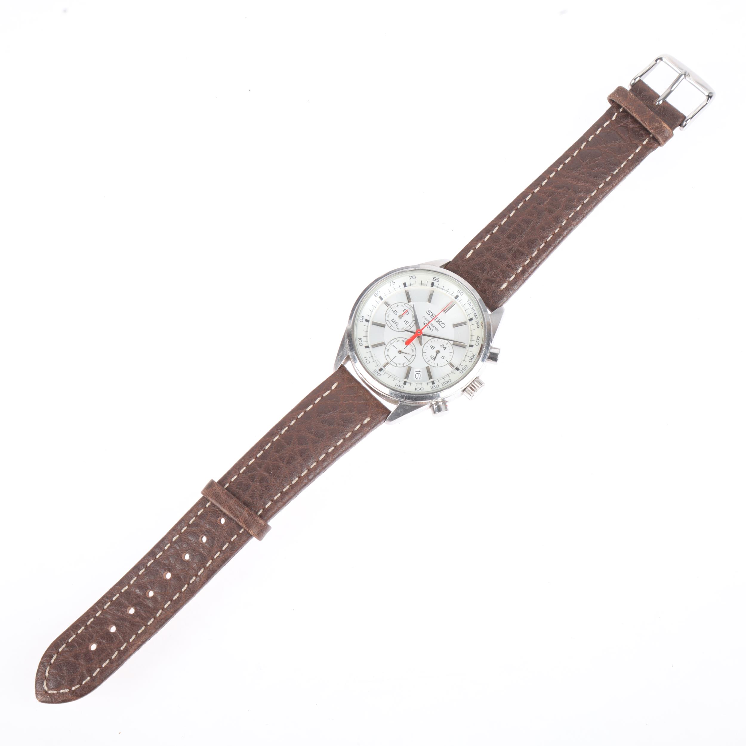 SEIKO - a stainless steel 100M quartz chronograph calendar wristwatch, ref. 6T63-00B0, silvered dial - Bild 2 aus 5